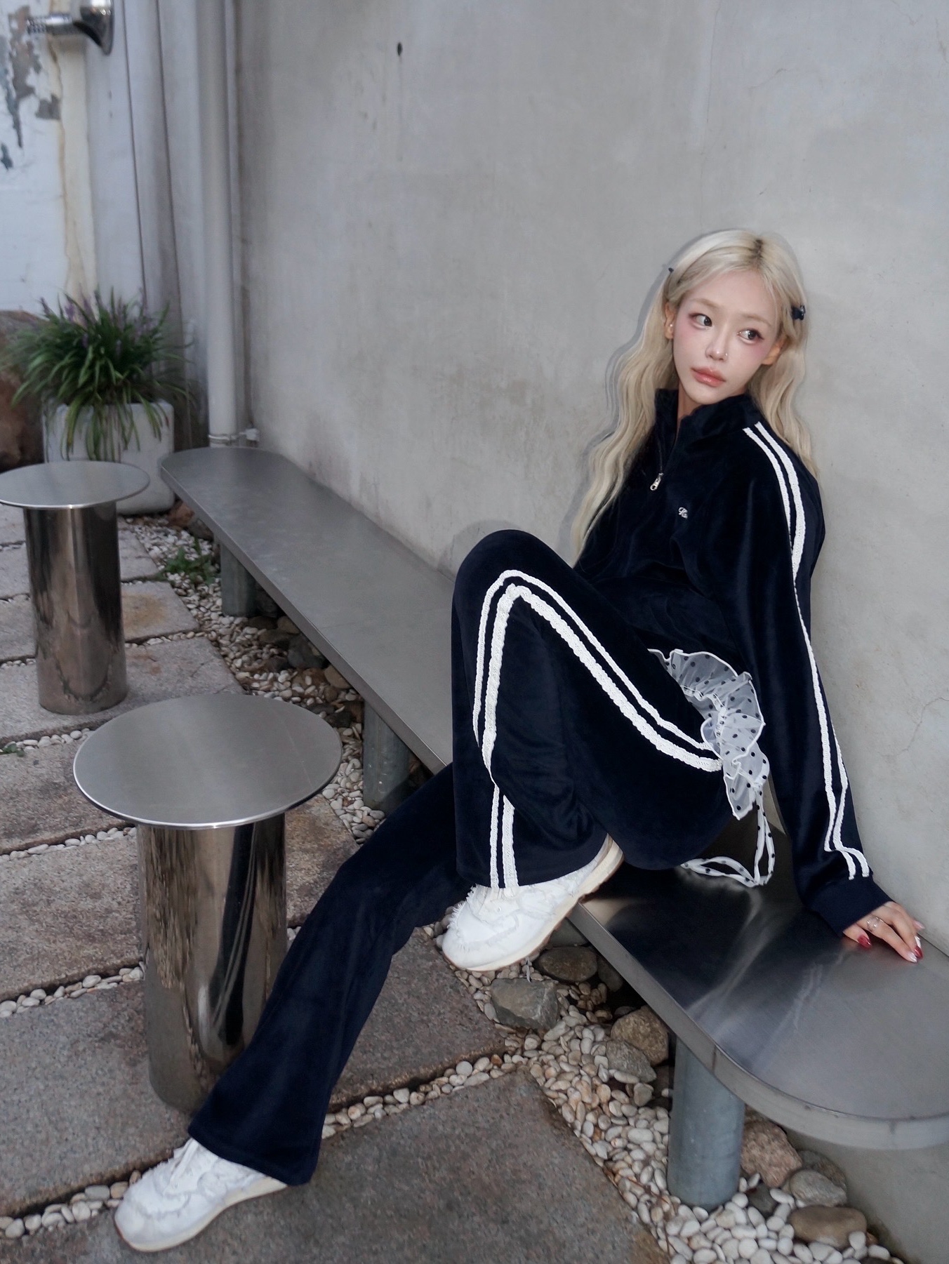 (W) New Balance x Miu Miu 530 SL Leather Sneakers White 착용 스타일 - 1