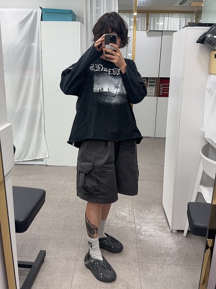 Yeezy Vultures Long T-Shirt Black, Adidas Yeezy Foam RNNR Onyx 착용 스타일