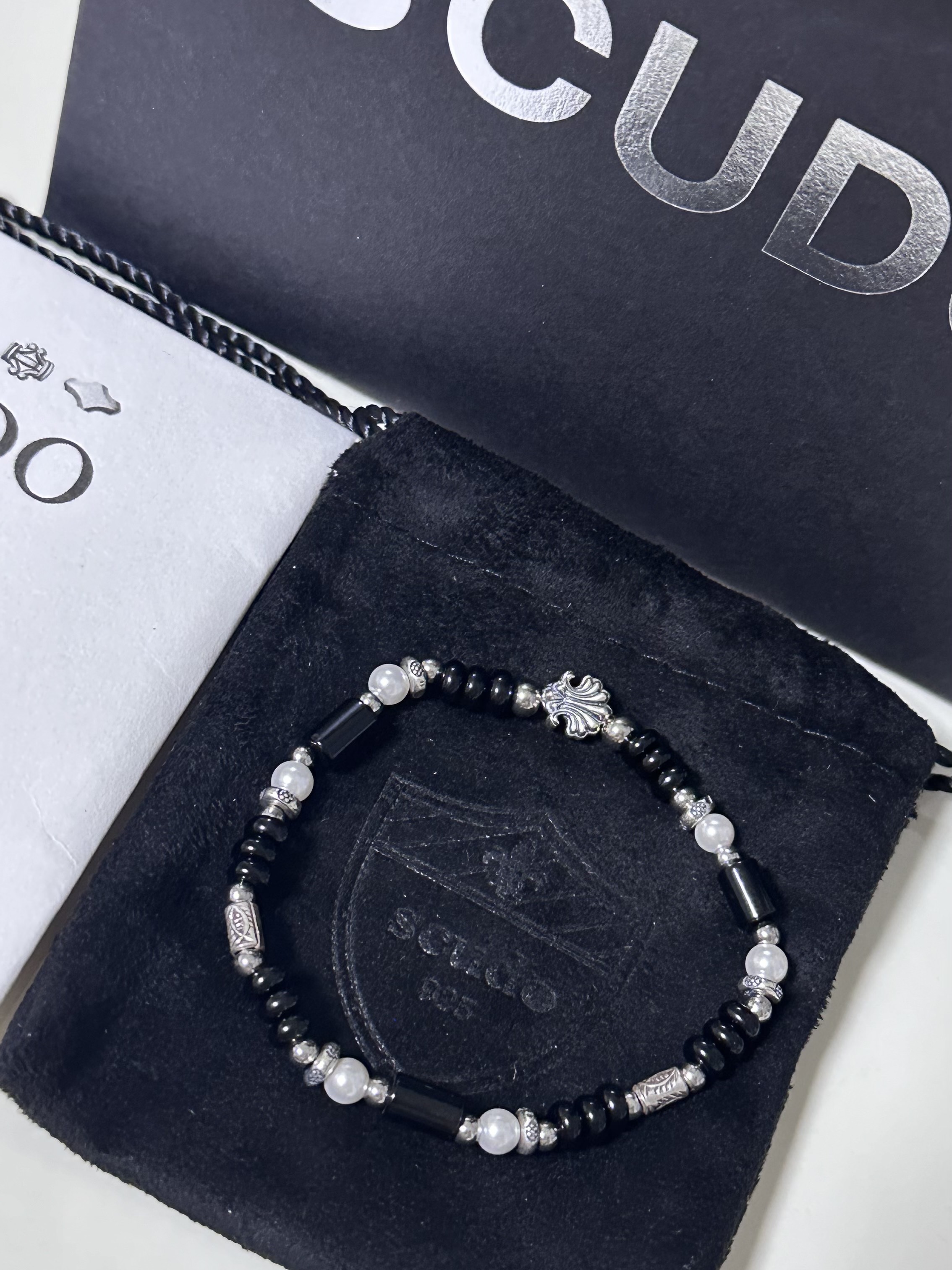 [KREAM 단독] Scudo Shell Black Pearl Beads Bracelet 착용 스타일