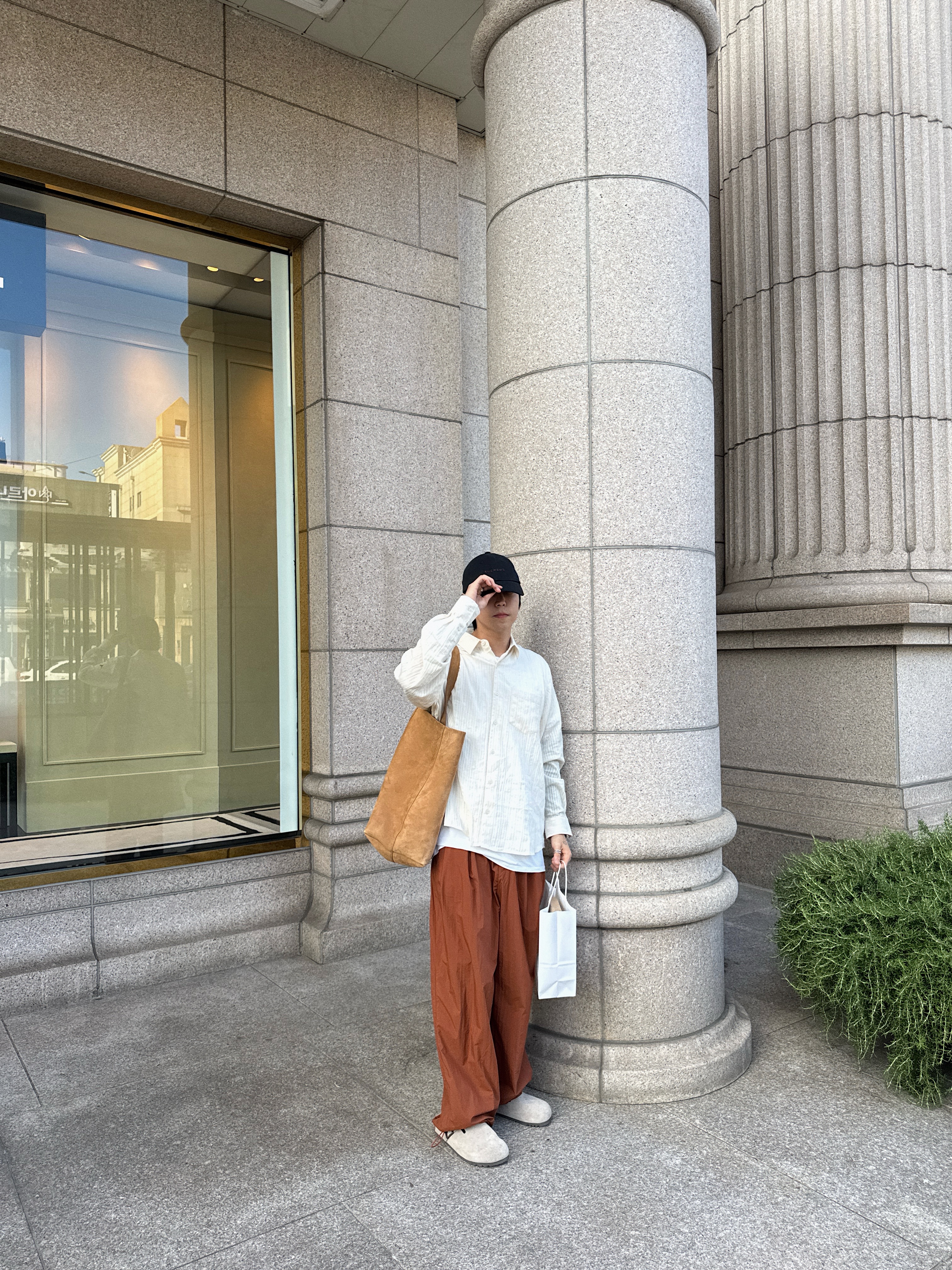 STU Suede Shoulder Bag Camel 착용 스타일 - 3