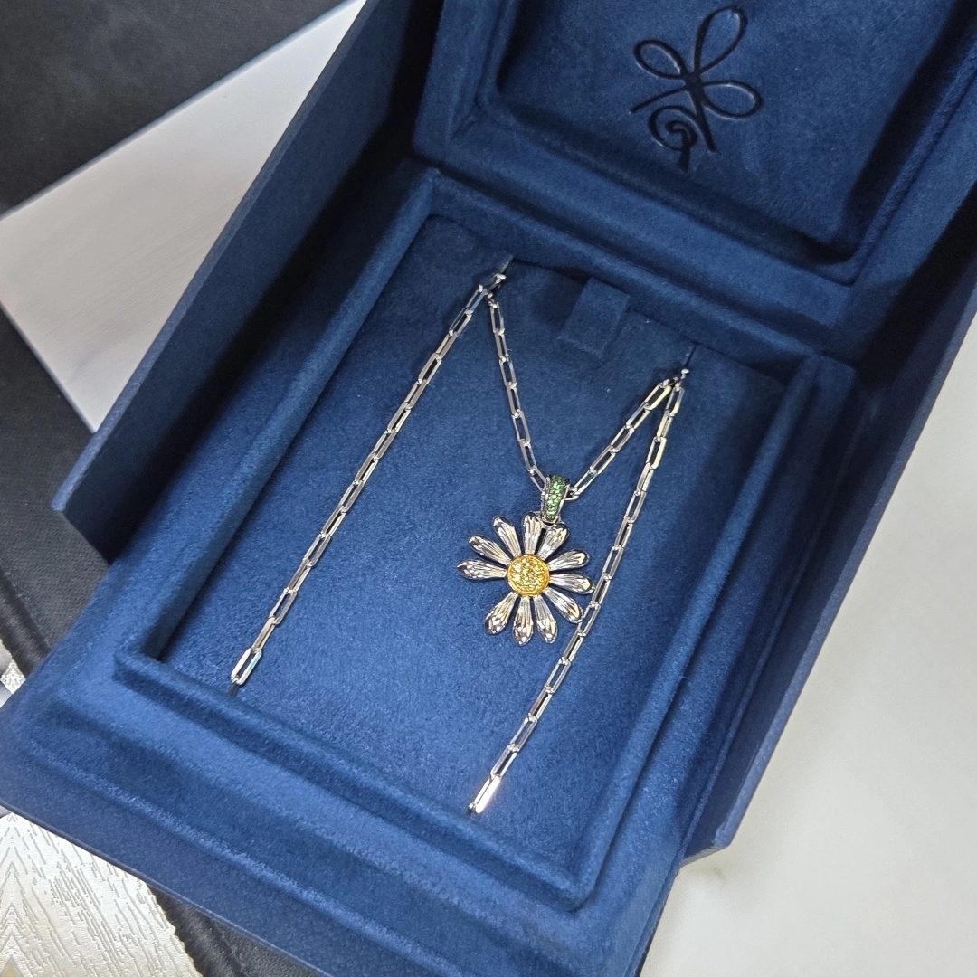 Jacob & Co x Peaceminusone Pendant Sterling Silver & Yellow Gold 착용 스타일 - 1
