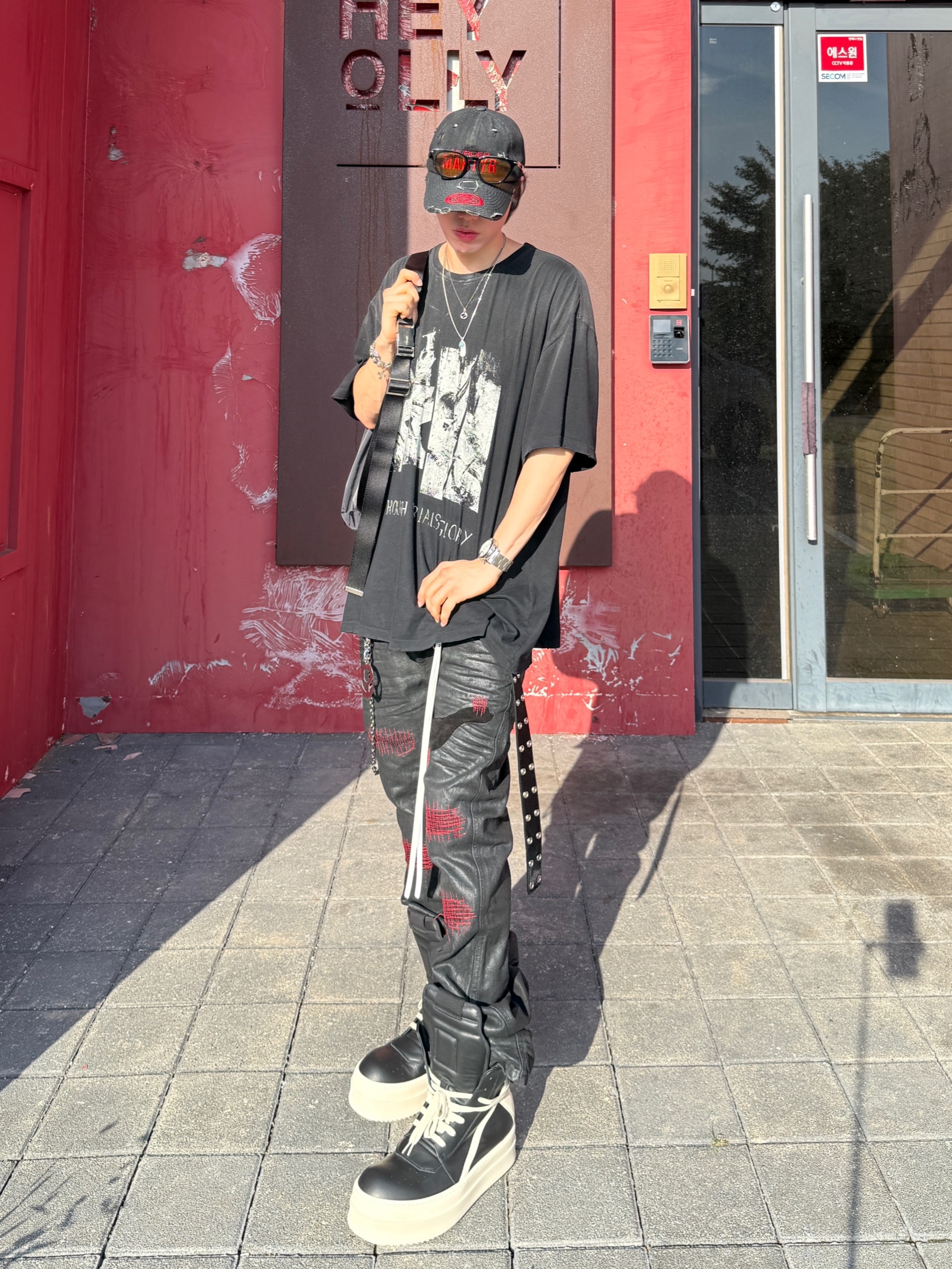 Undermycar x Emostanceclub Emoun Destroyed Cowhide Suede Red Stitch Denim Toreador - 23FW, Rick Owens Hollywood Mega Bumper Geobasket in Full Grain Calf Leather Black Milk 착용 스타일 - 3