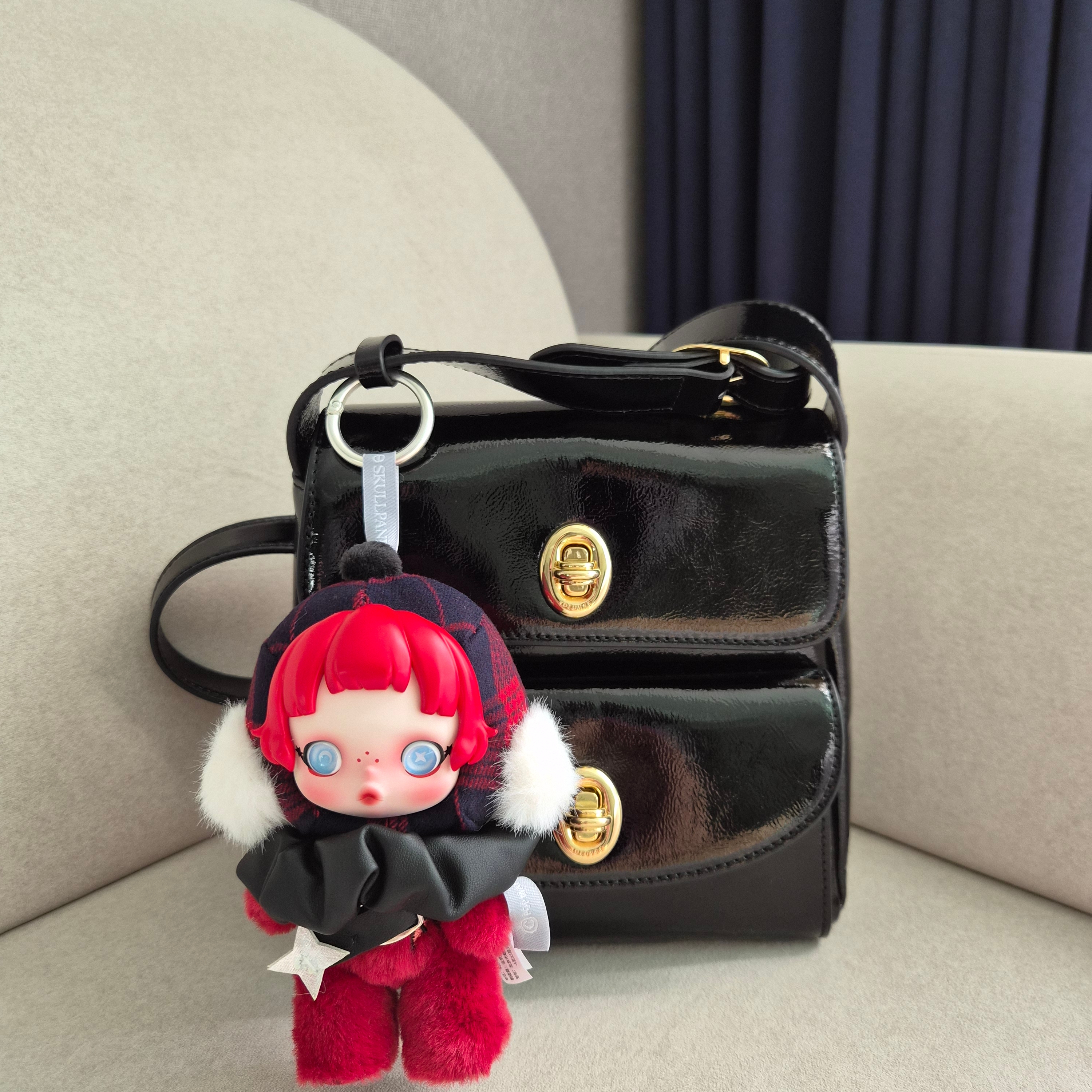 Pop Mart Skullpanda Winter Symphony Series Keyring Rock On (Opened Case) 착용 스타일