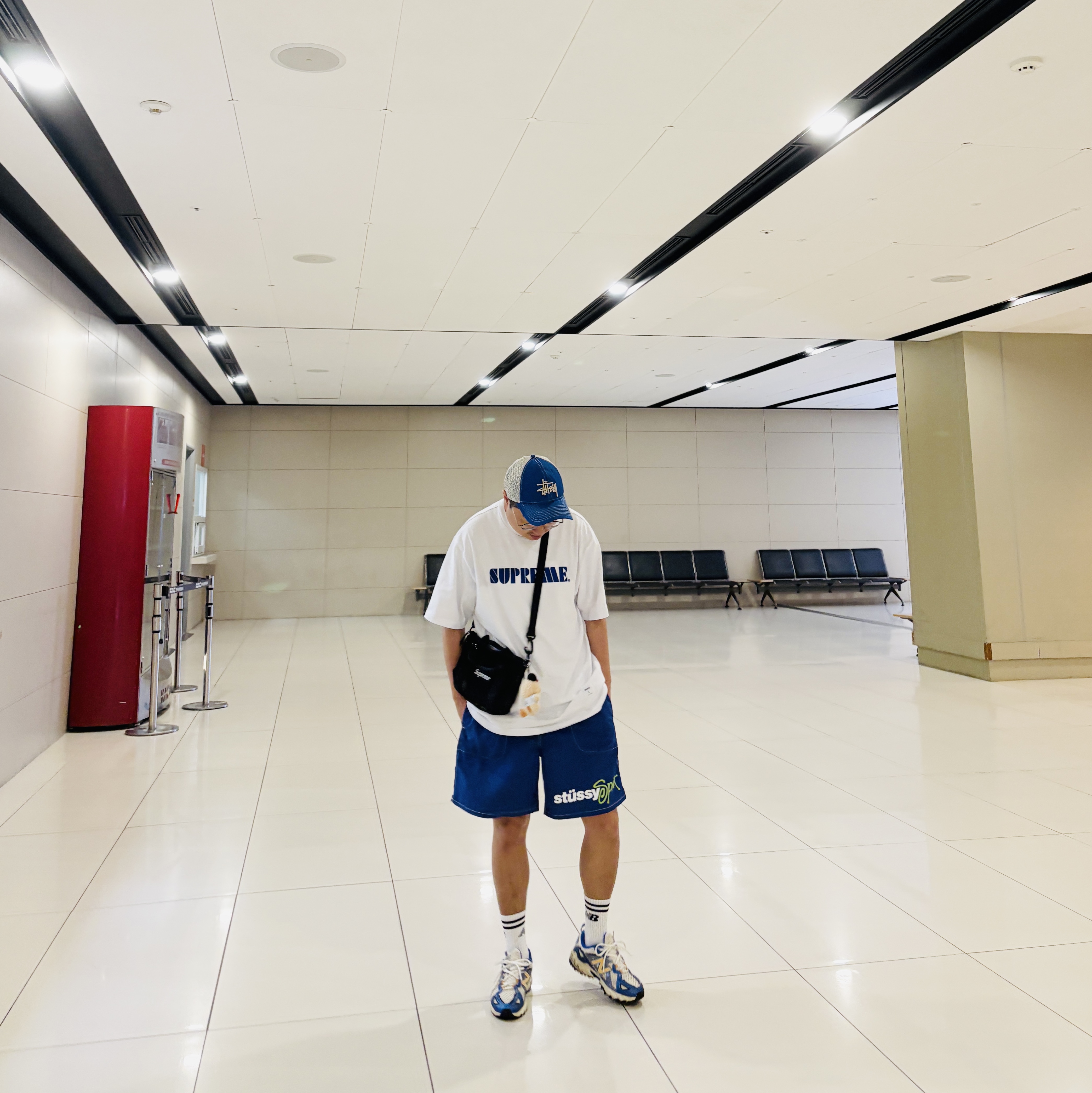 Stussy New Era 9twenty Basic Trucker Bright Royal, Supreme Stencil Embroidered S/S Top White - 24SS 착용 스타일 - 2