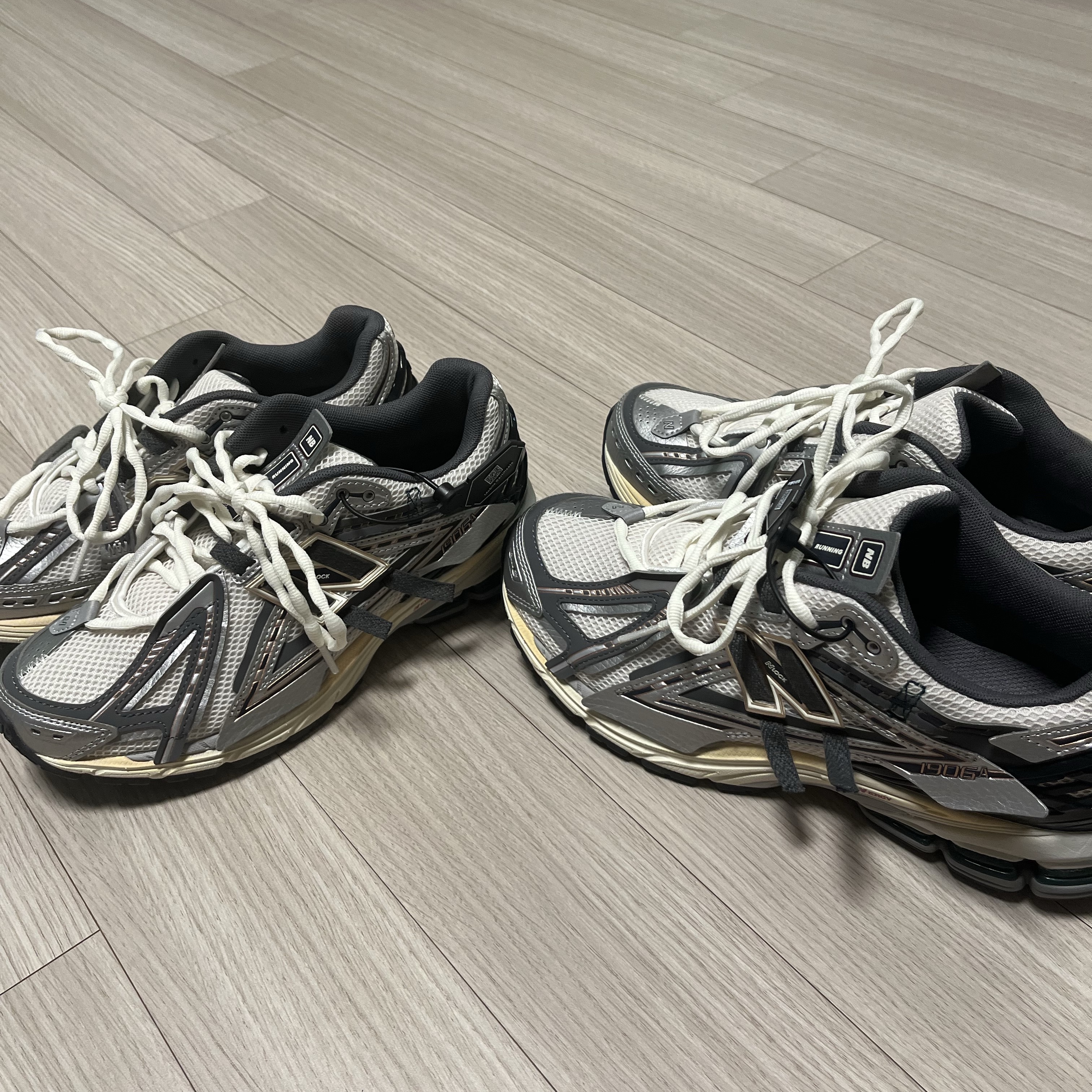 New Balance 1906A Silver Metallic Castlerock 착용 스타일