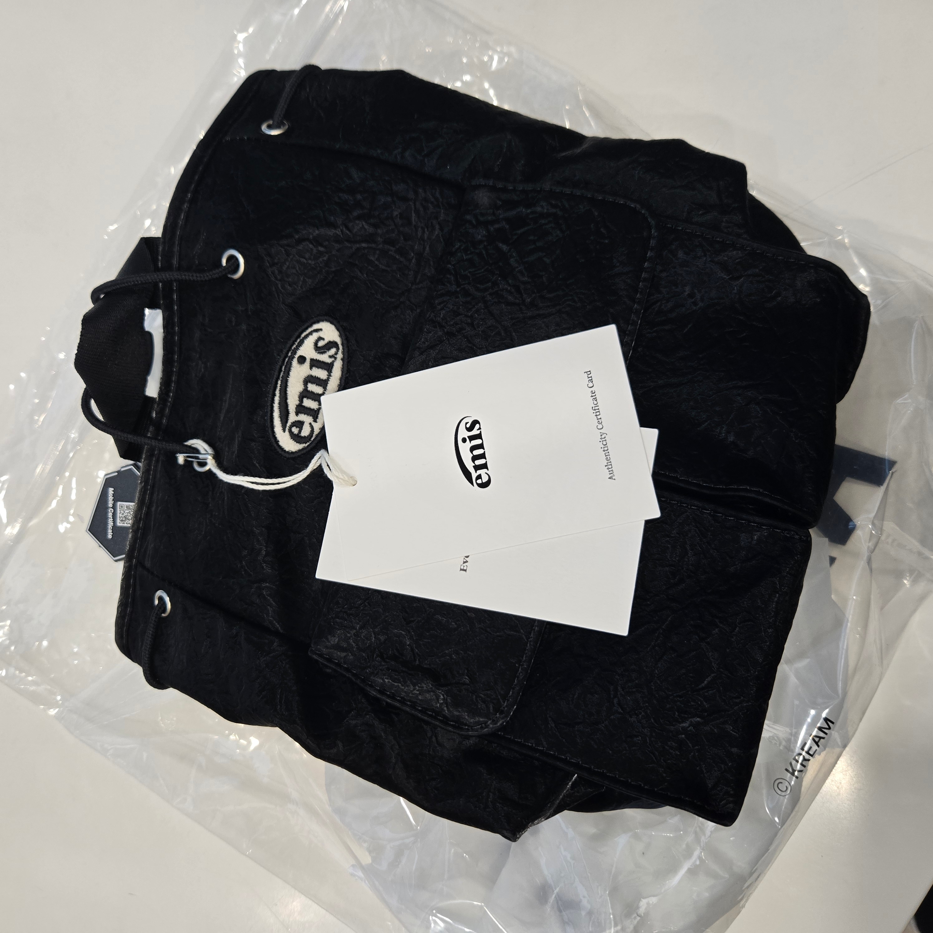 Emis Mini Wappen Pocket Backpack Black 착용 스타일 - 6