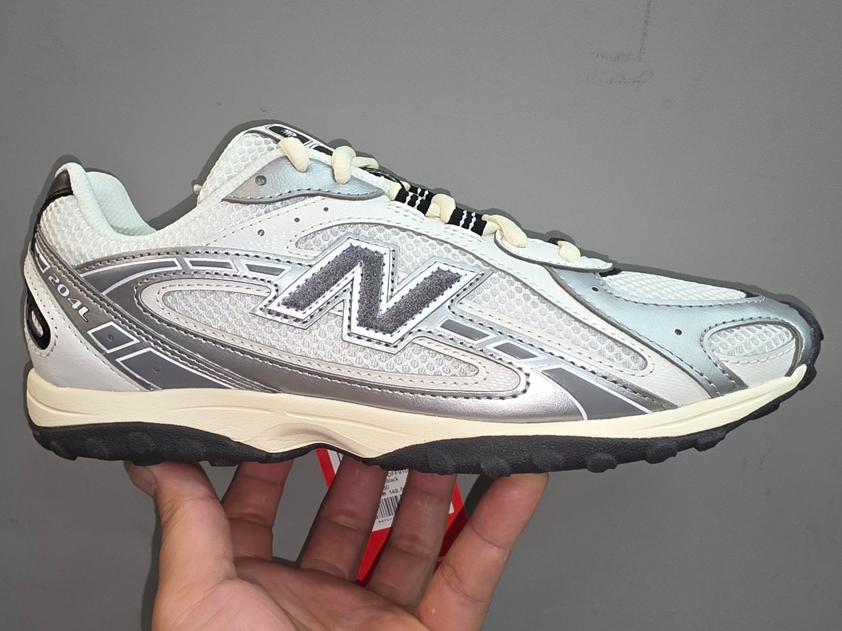 New Balance 204L Silver Metallic Black 착용 스타일 - 5