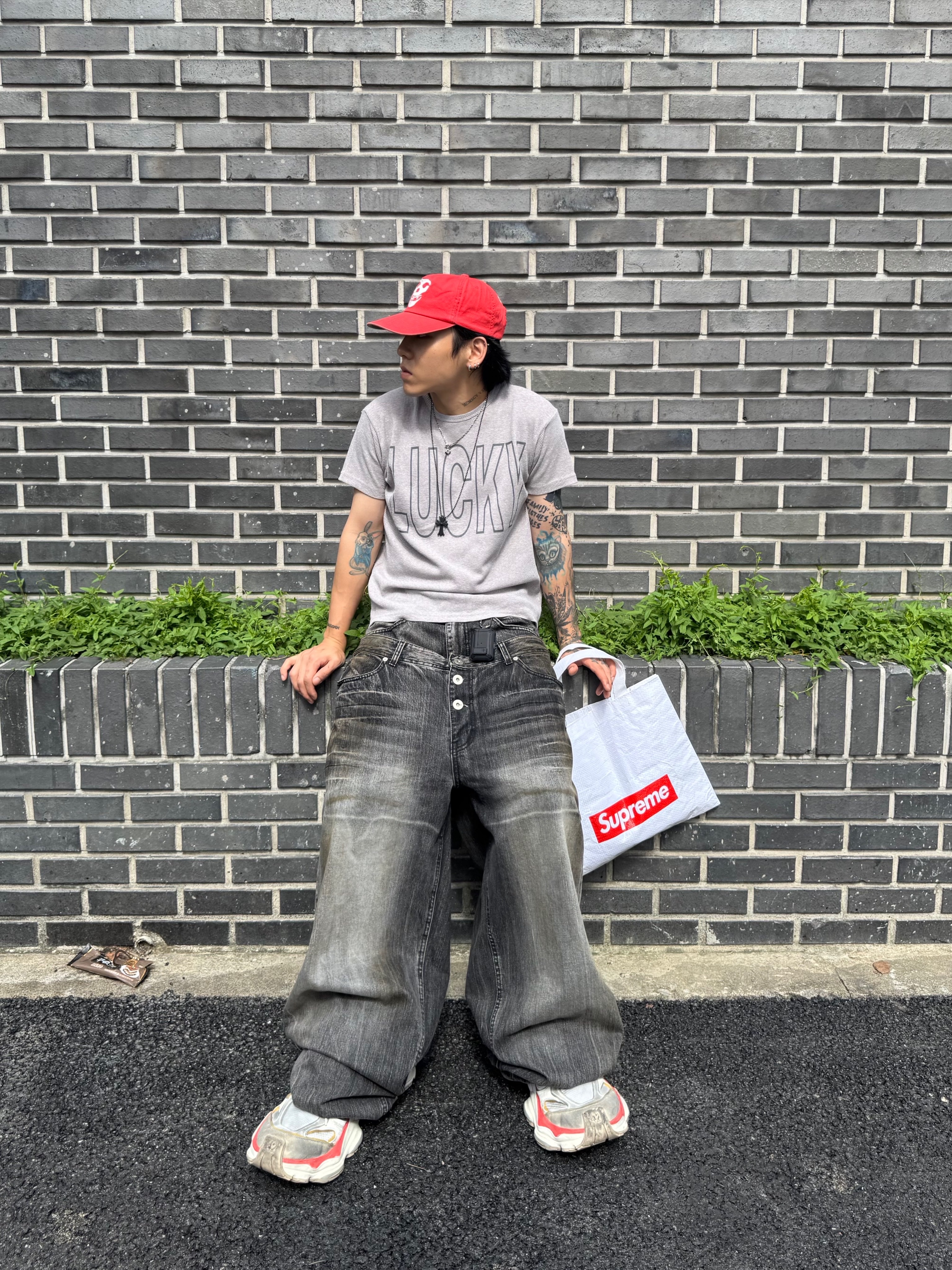 Balenciaga Cargo Sneakers Beige Grey Red 착용 스타일 - 2