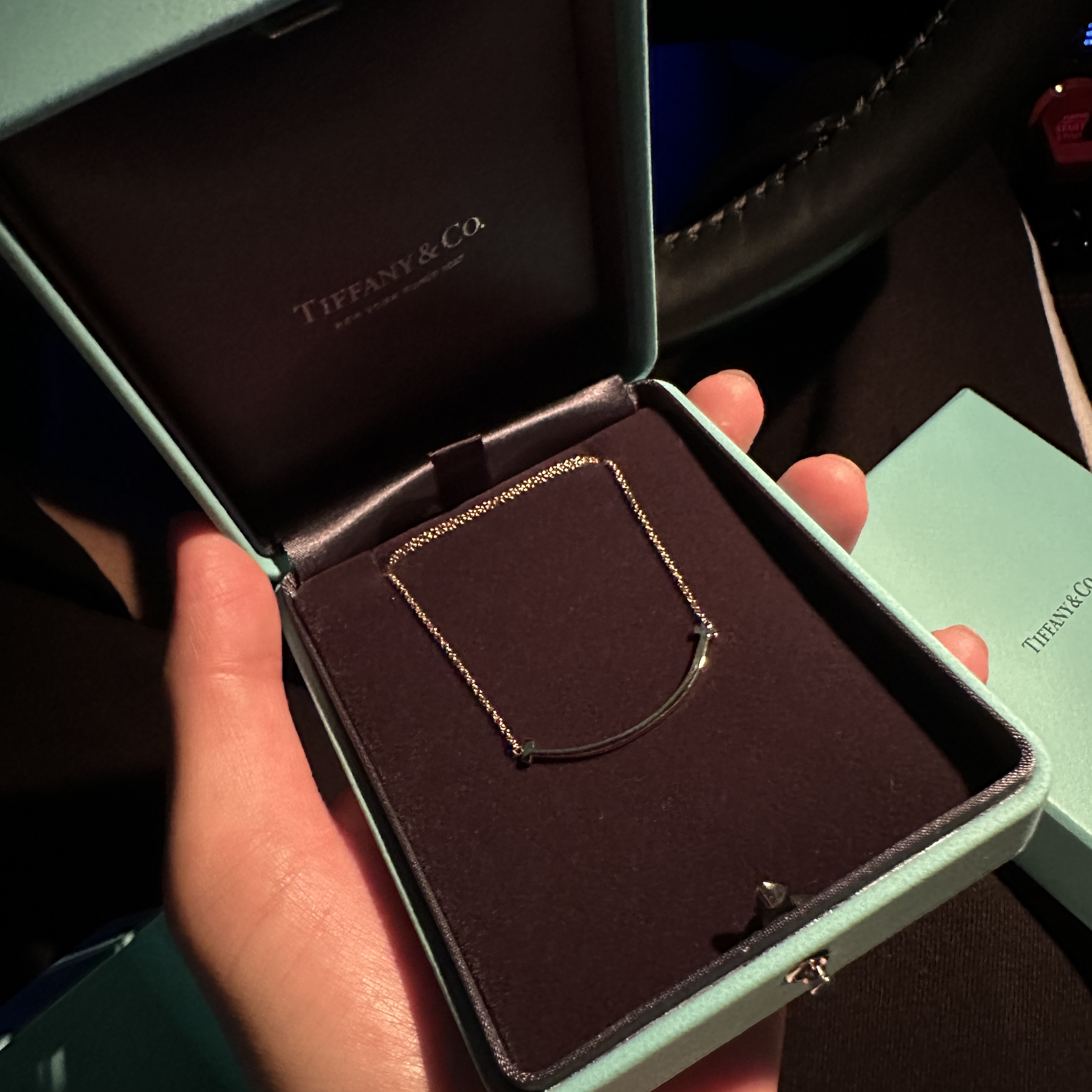 Tiffany & Co. Tiffany T Smile Pendant Small Yellow Gold 착용 스타일