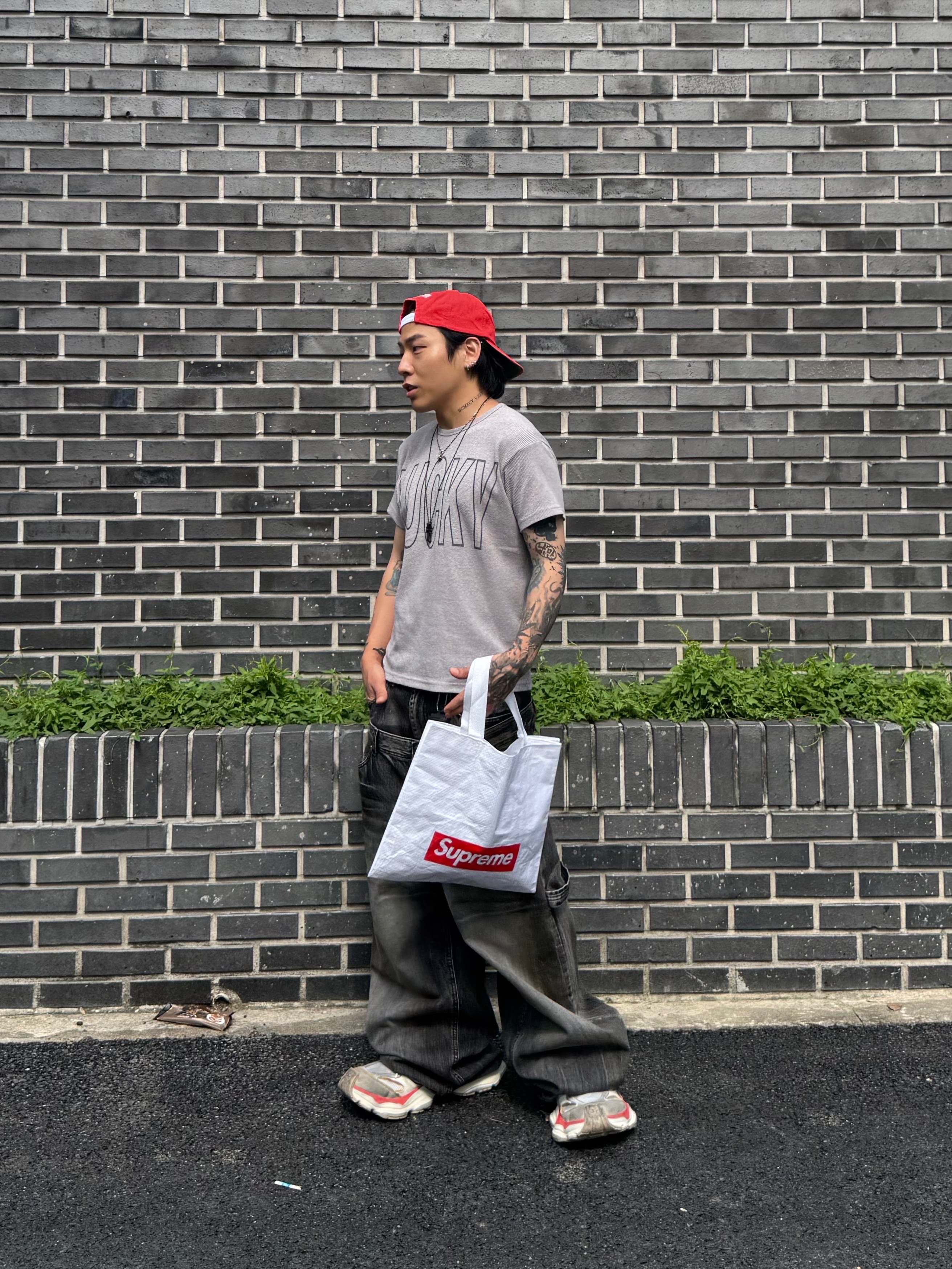 Balenciaga Cargo Sneakers Beige Grey Red 착용 스타일 - 3