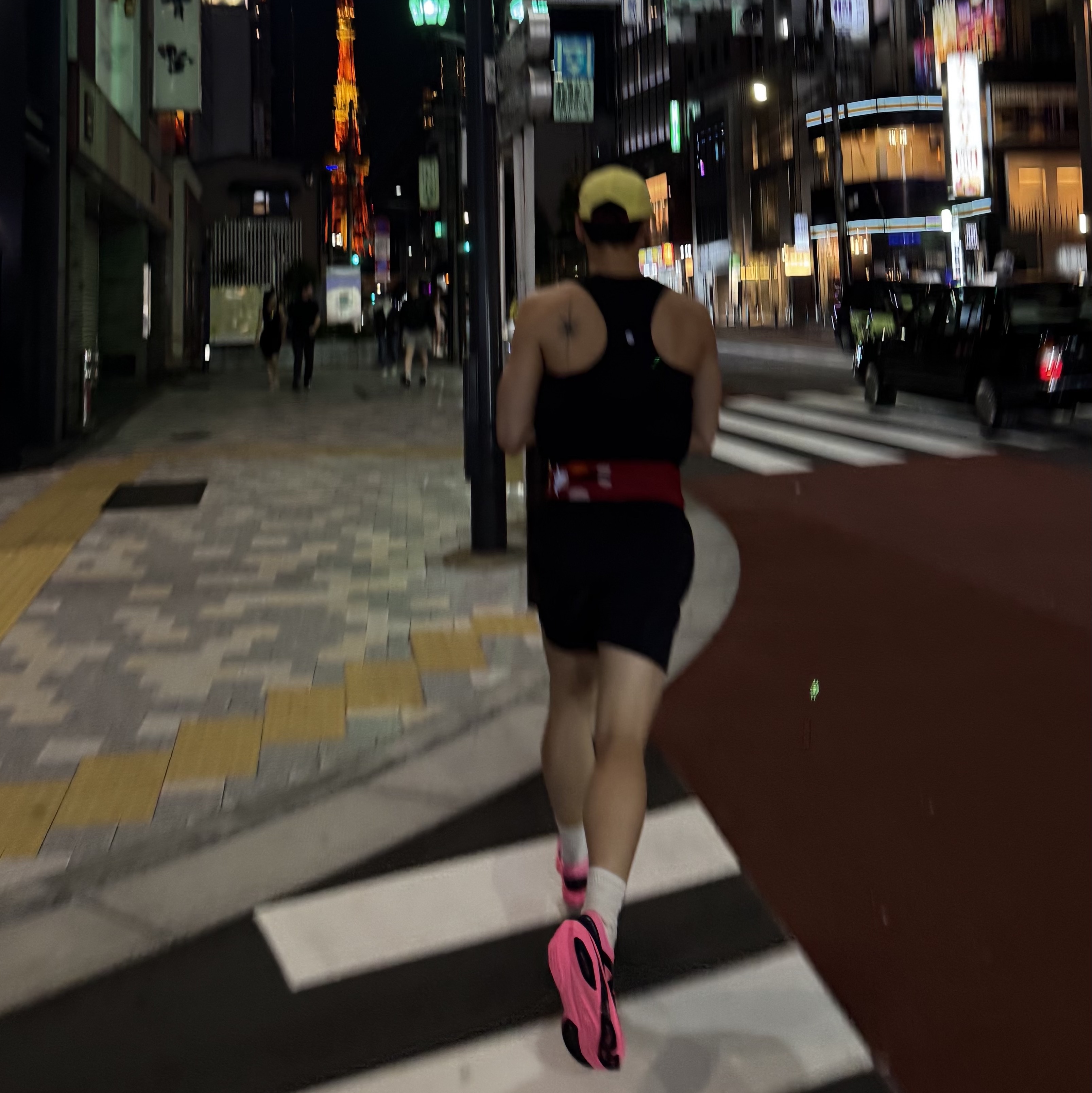 New Balance Fuelcell Rebel v4 Ultra Pink Black - 2E Wide, Alex Zono Star Studded Belt Red 착용 스타일 - 1