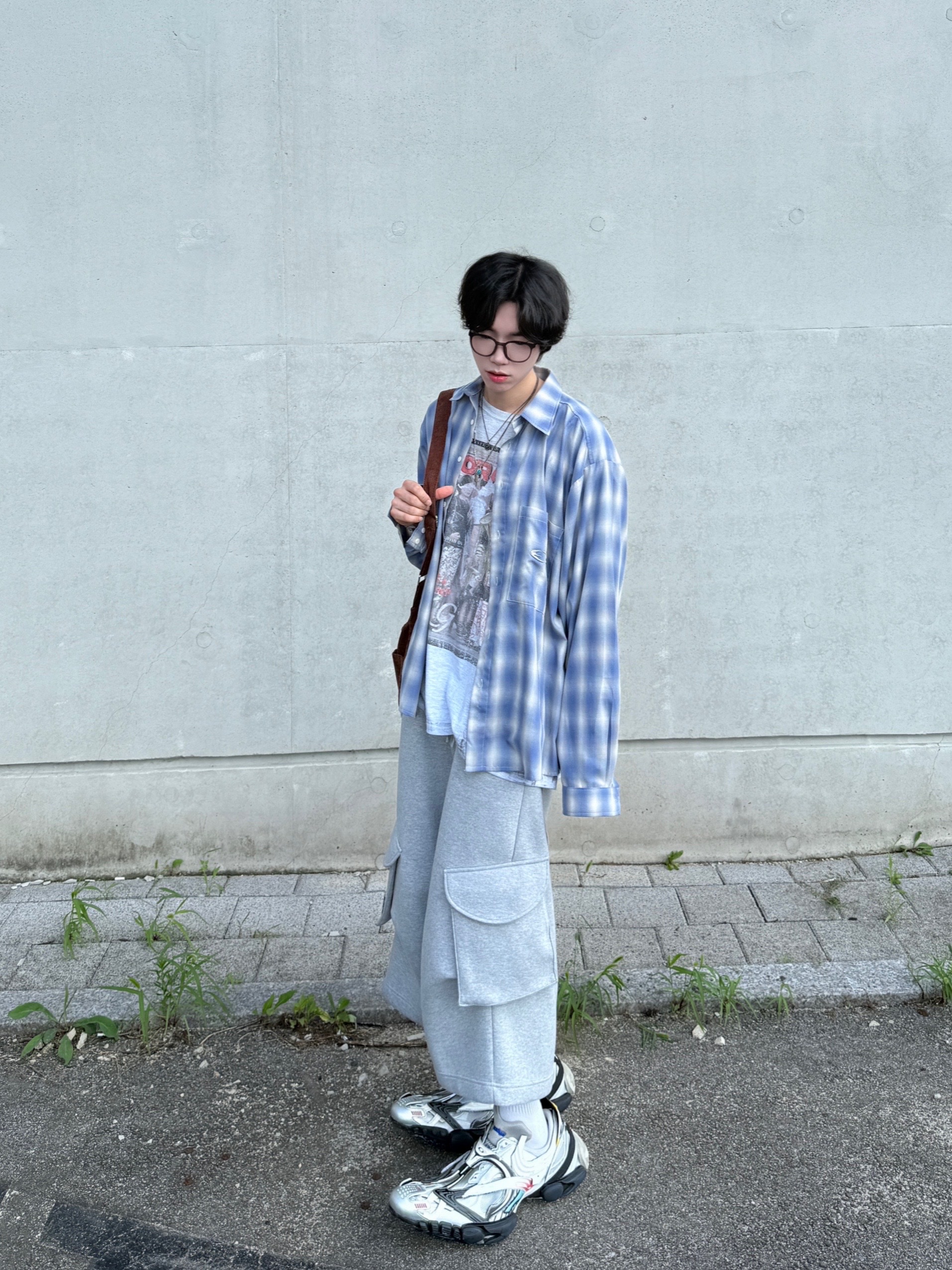 MJD x AAO Wide Cargo Bermuda Pants Grey, GRAILZ x KOIN SEOUL Magazine T-Shirts Melange Grey 착용 스타일 - 3