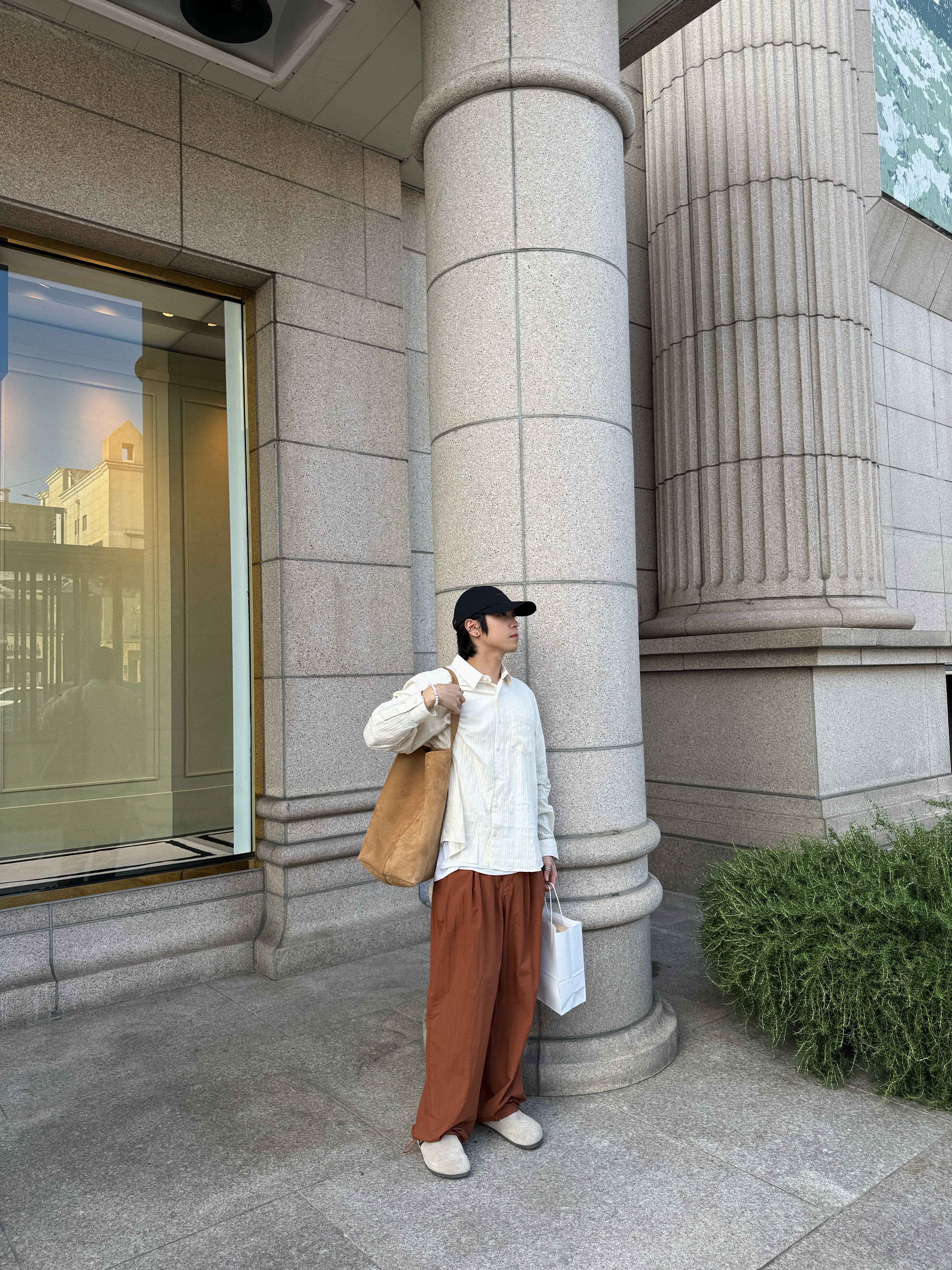 STU Suede Shoulder Bag Camel 착용 스타일 - 2