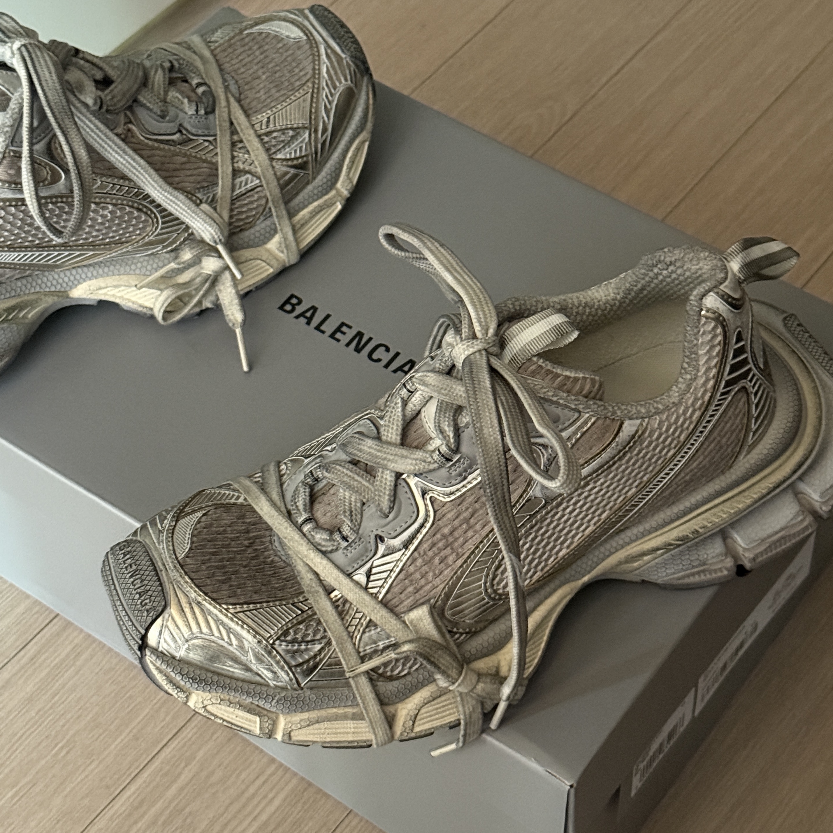 Balenciaga 3XL Sneakers Light Beige 착용 스타일