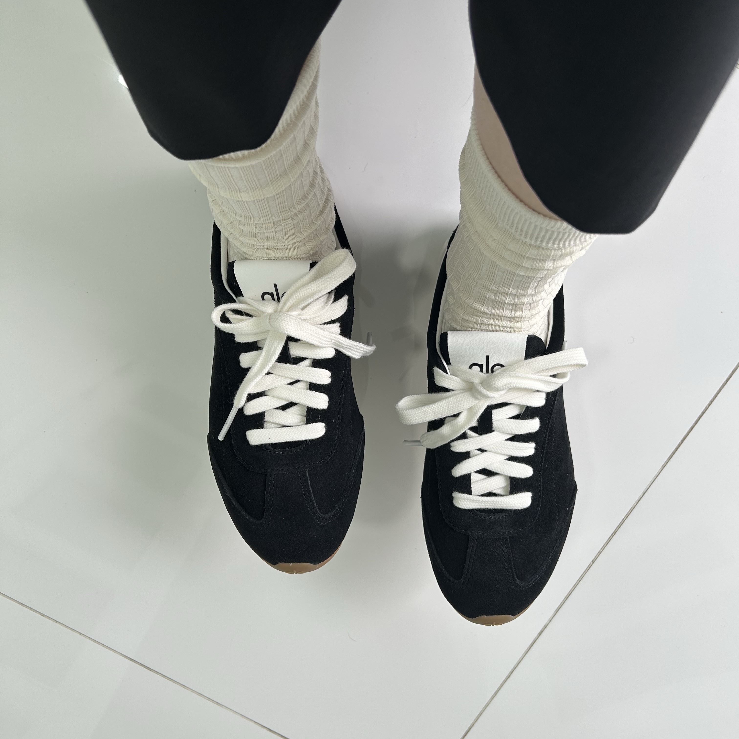 (W) Alo Yoga Sunset Sneaker Black 착용 스타일
