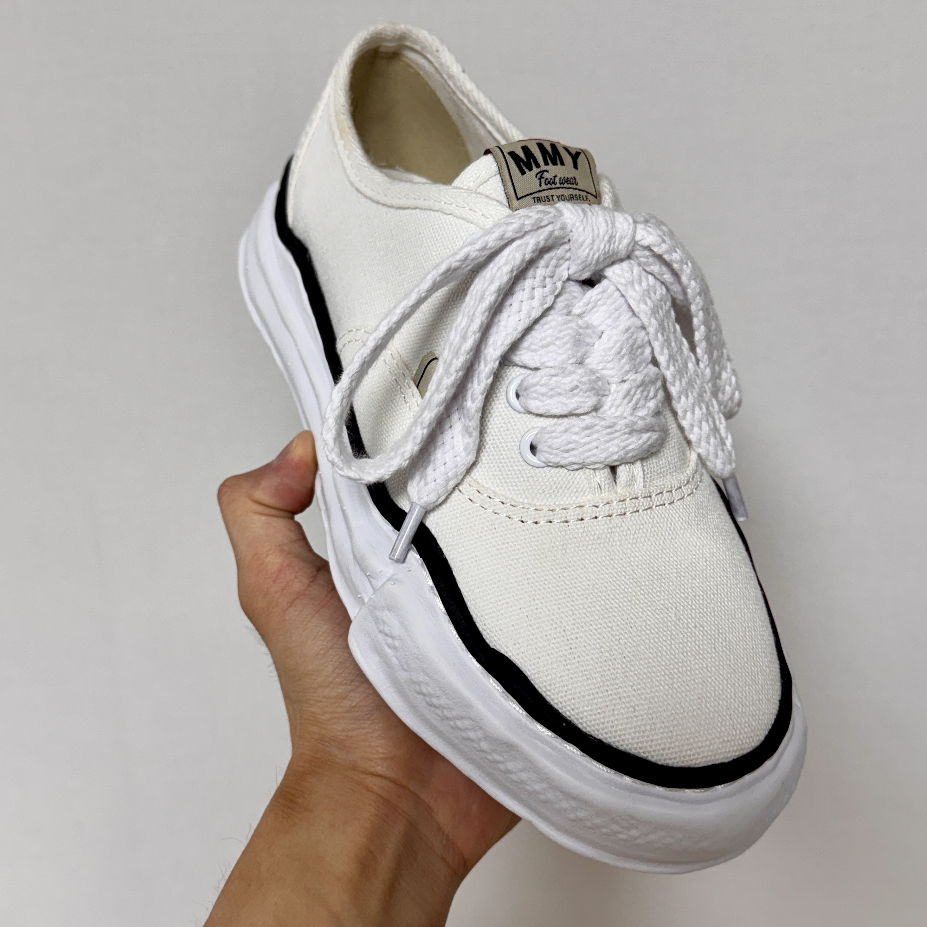 Maison Mihara Yasuhiro Baker OG Sole Canvas Low Cut Sneakers White 착용 스타일 - 2