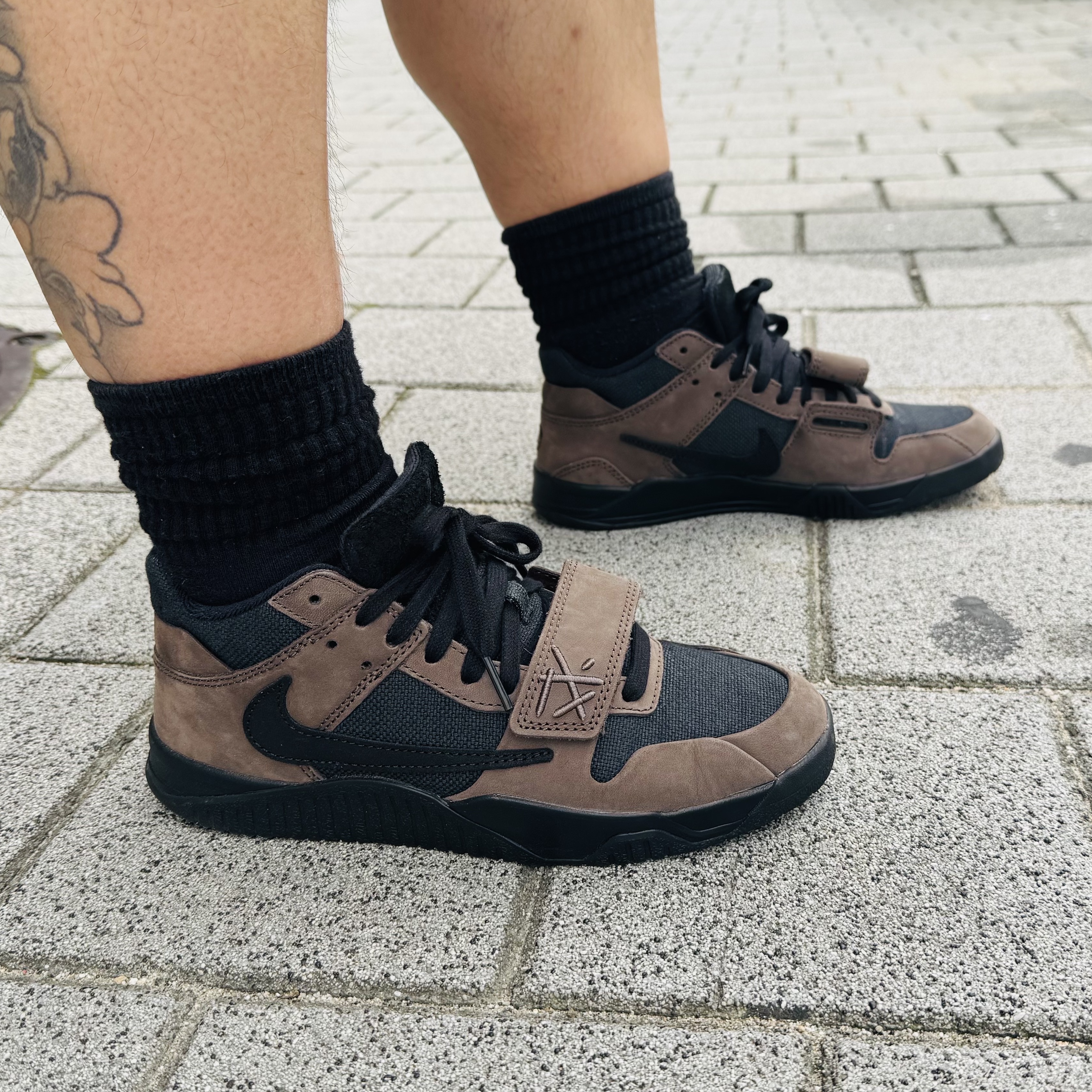 Jordan x Travis Scott Jumpman Jack TR Black and Dark Mocha 착용 스타일