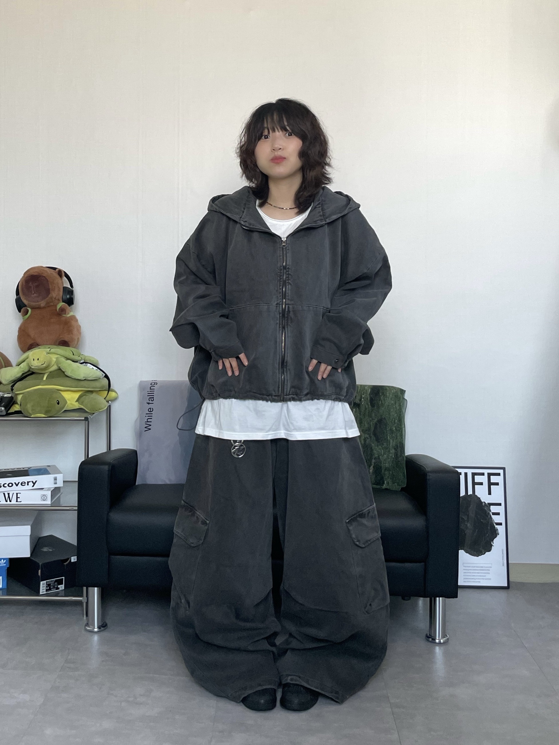 Stussy Surfman Keychain Silver, Nike Air Force 1 '07 Low Triple Black 착용 스타일 - 1