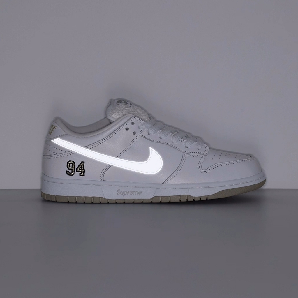 Nike x Supreme SB Dunk Low White 착용 스타일 - 2