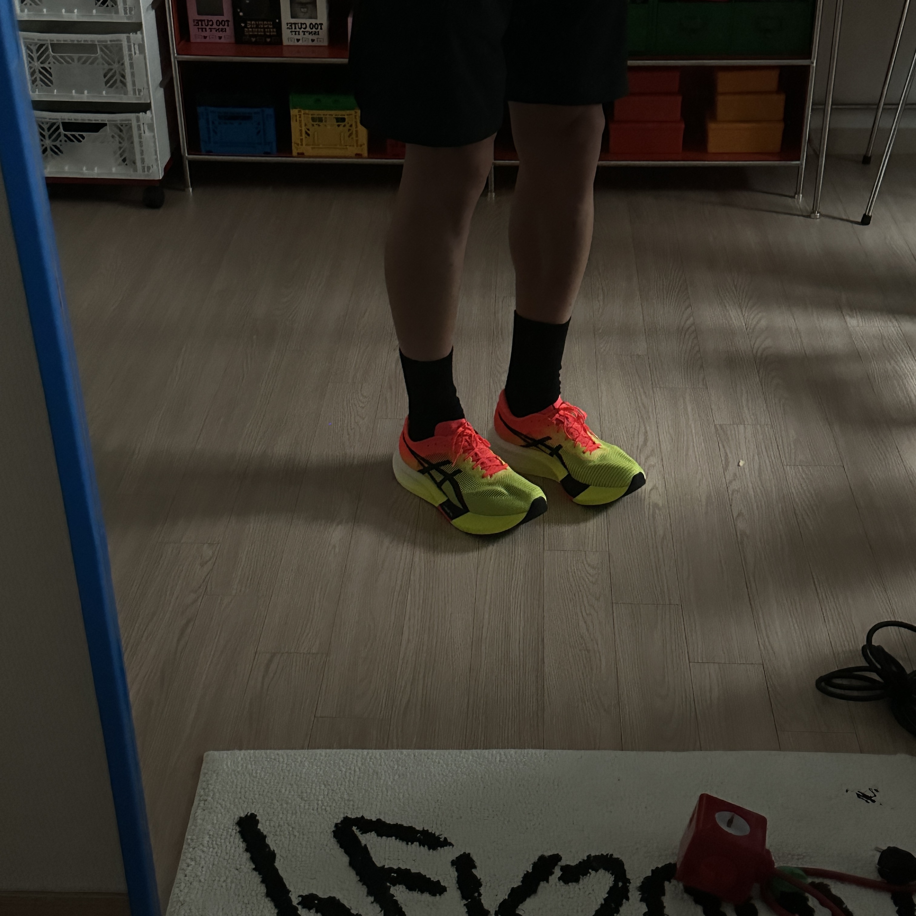 Asics Metaspeed Edge Paris Safety Yellow Black, Asics Metaspeed Sky Paris Light Blue Black 착용 스타일 - 2