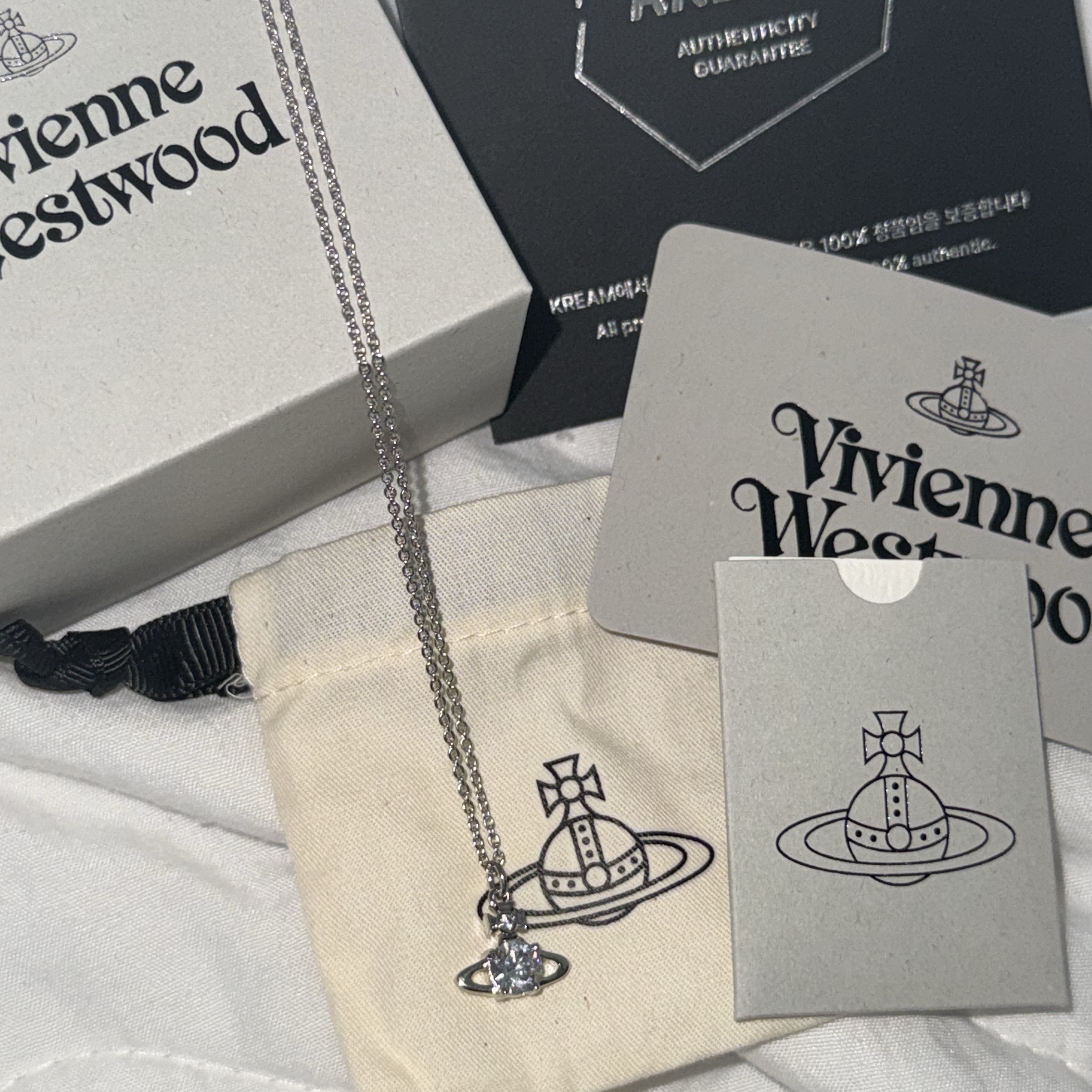 Vivienne Westwood Reina Pendant Silver 착용 스타일