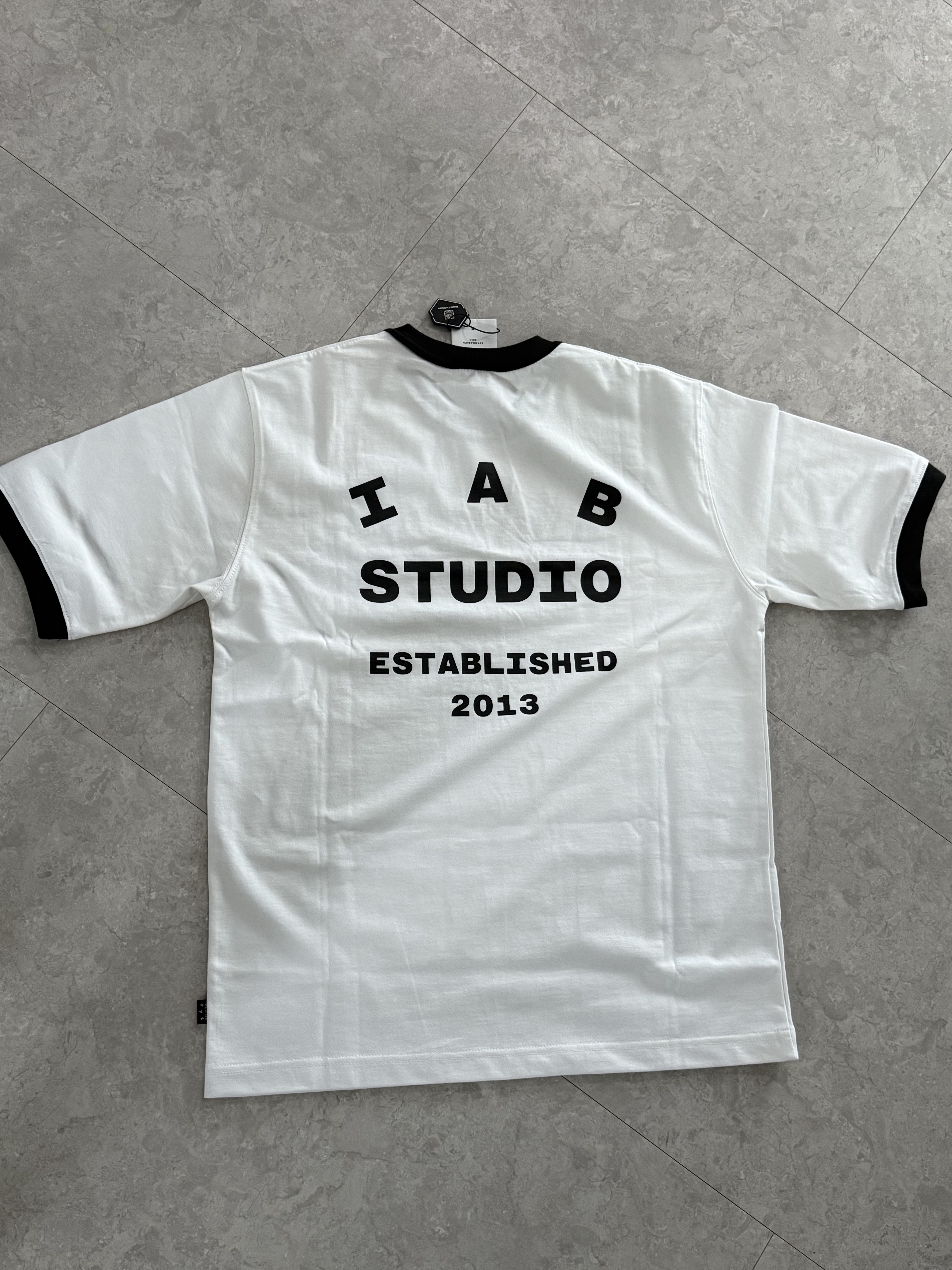 IAB Studio Established T-Shirt White Black 착용 스타일