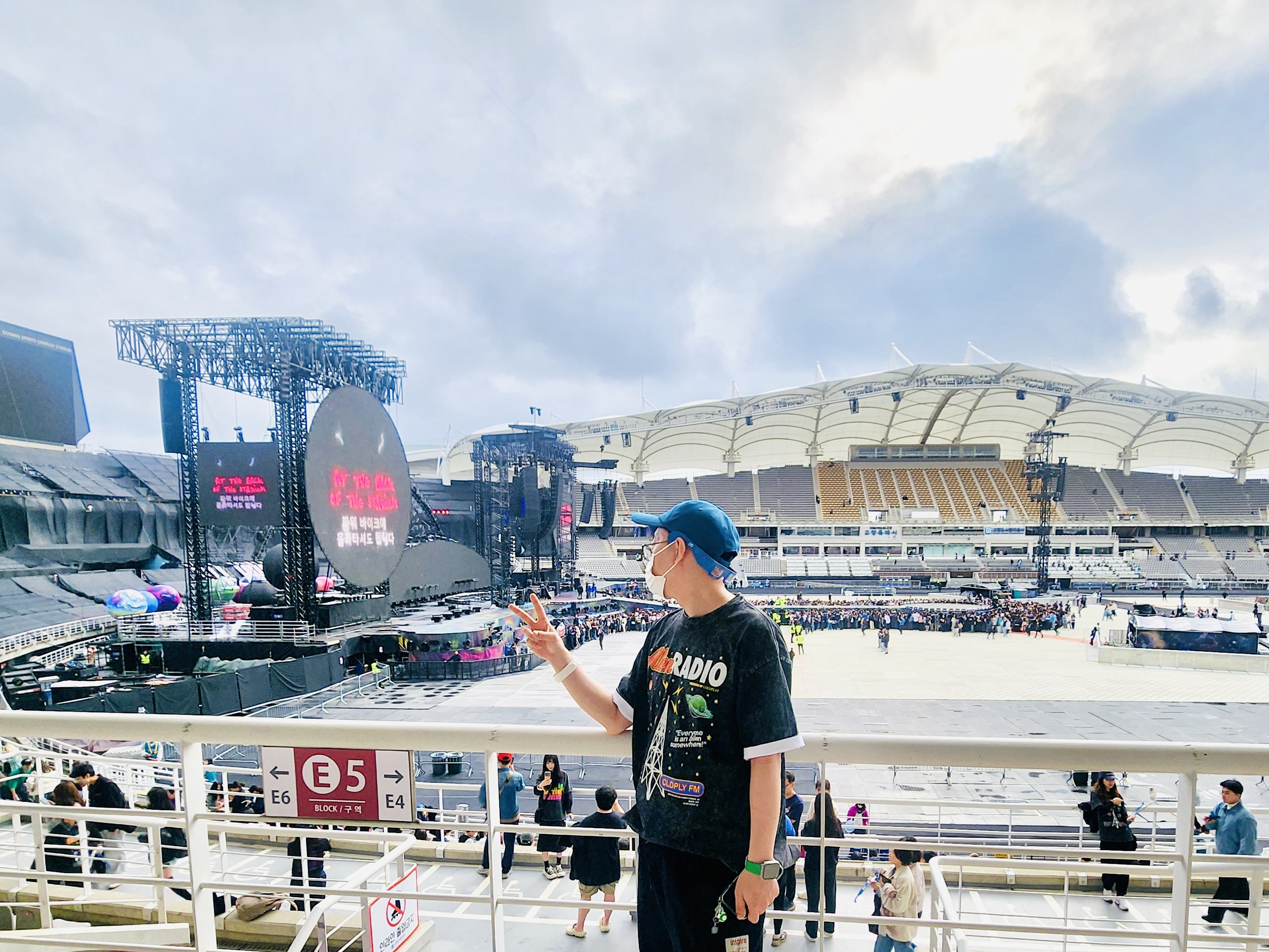 Coldplay Alien Radio T-Shirt Charcoal, Coldplay Music of The Spheres World Tour Cap Blue 착용 스타일