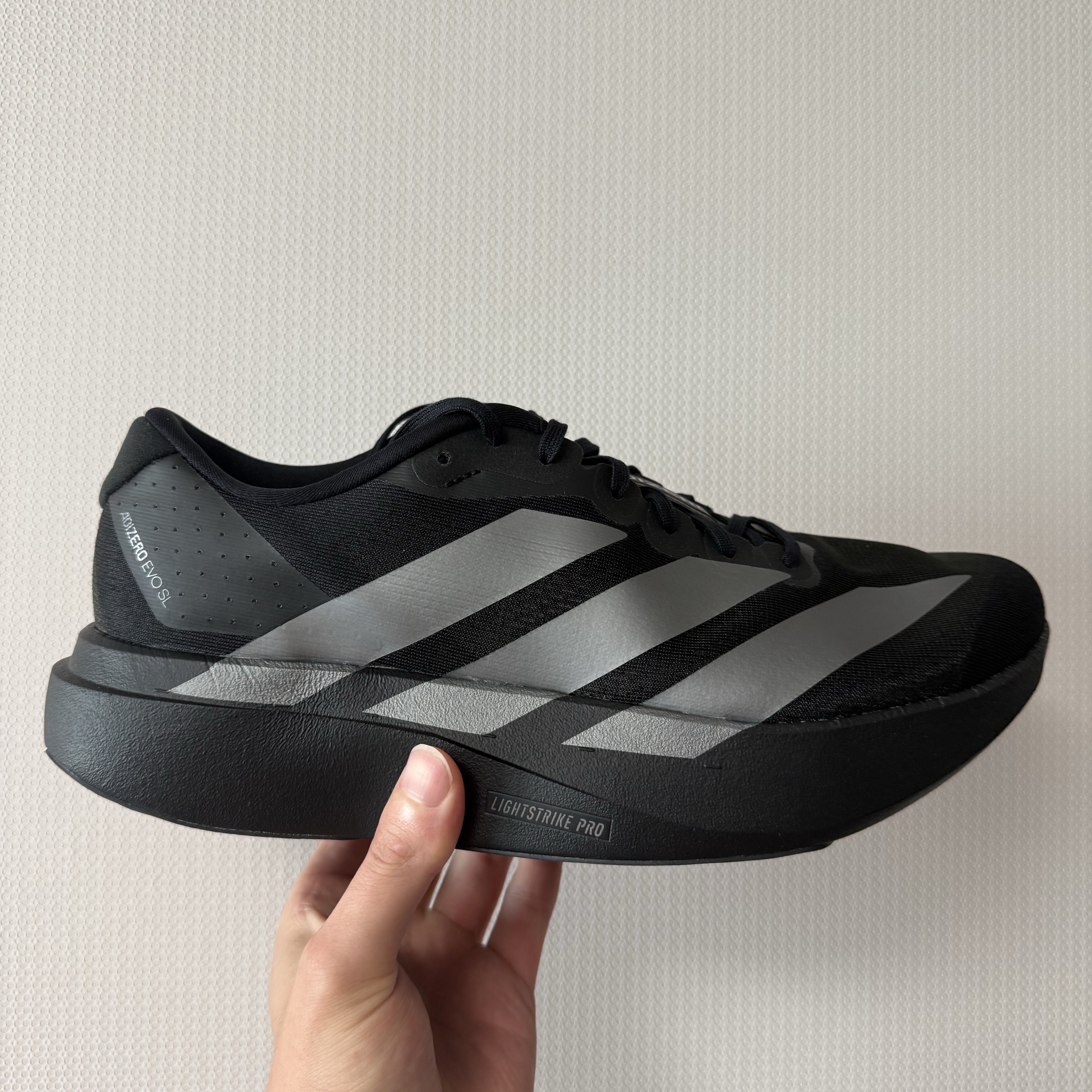 Adidas Adizero EVO SL Core Black Iron Metallic 착용 스타일