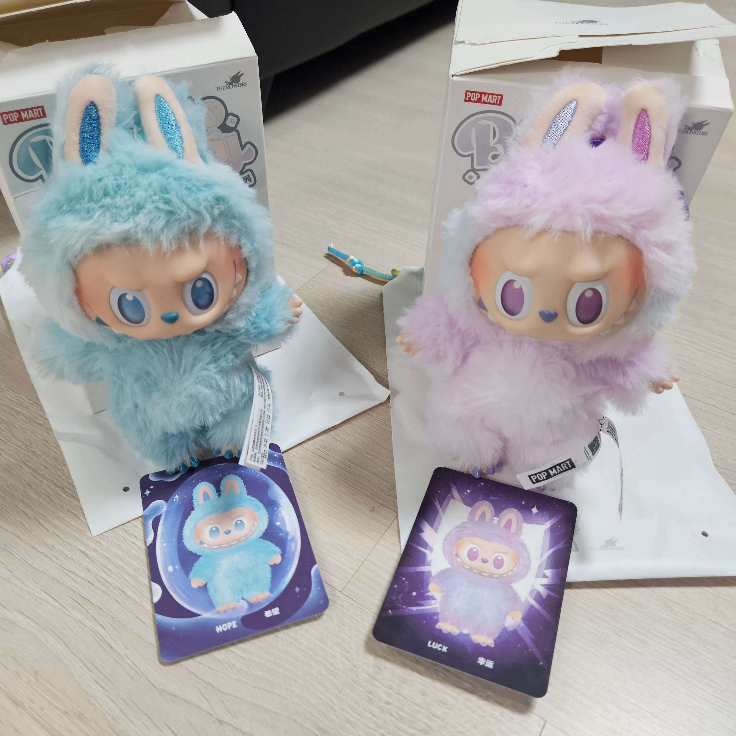 Pop Mart Labubu The Monsters Highlight Series Sealed Case (Bundle of 2/1 Blind Box) 착용 스타일