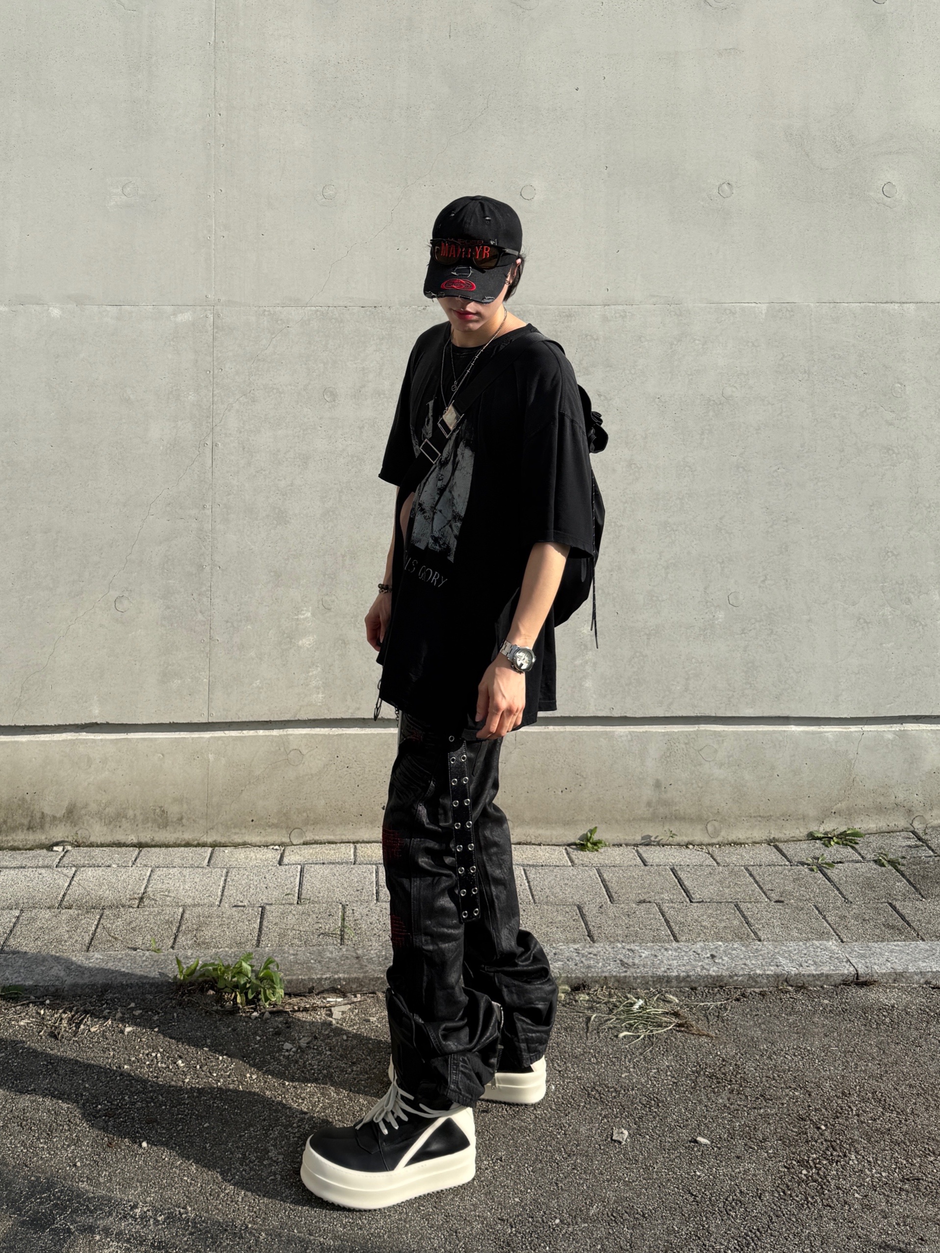 Undermycar x Emostanceclub Emoun Destroyed Cowhide Suede Red Stitch Denim Toreador - 23FW, Rick Owens Hollywood Mega Bumper Geobasket in Full Grain Calf Leather Black Milk 착용 스타일 - 4
