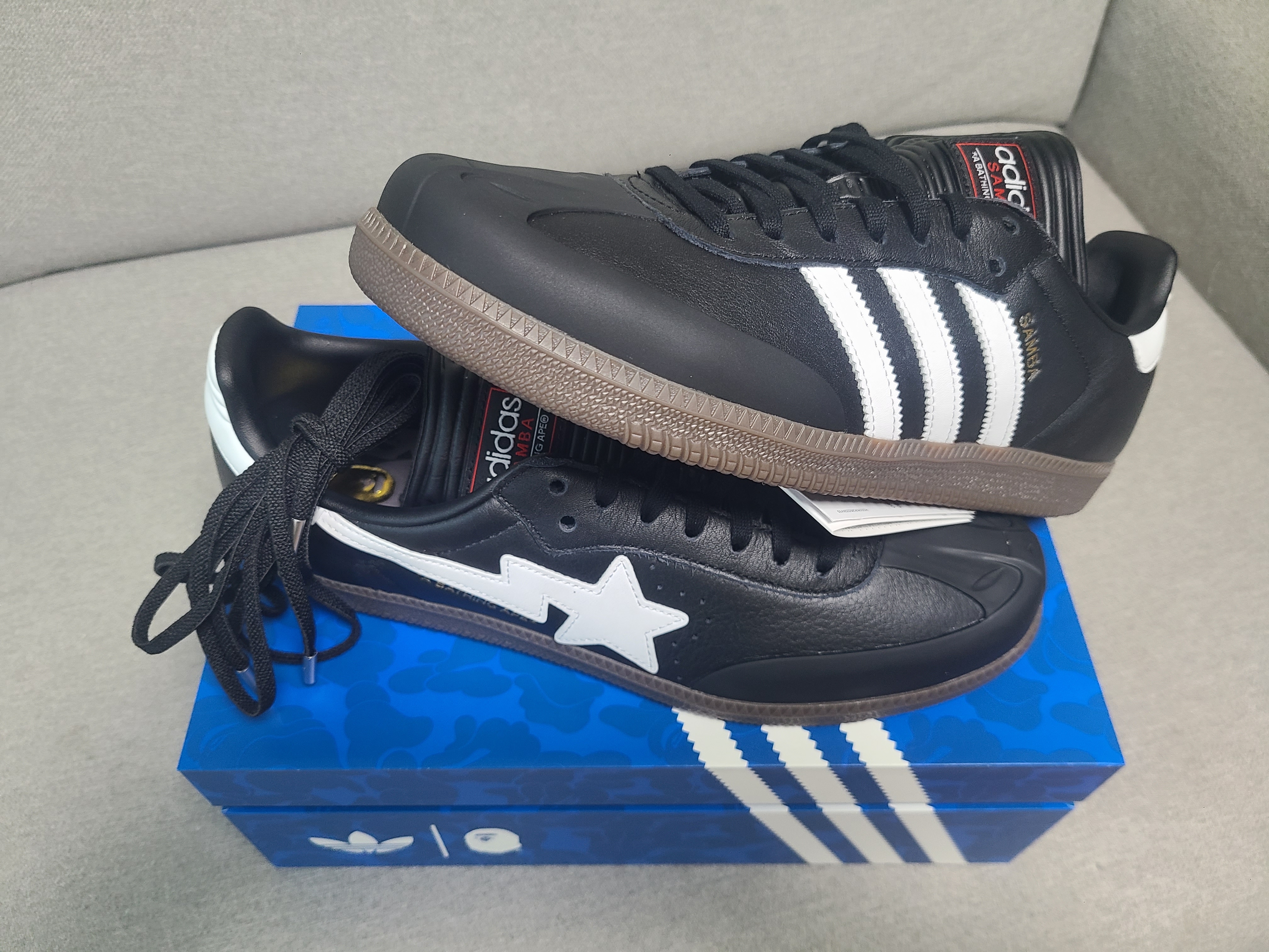 Adidas x BAPE Samba Core Black Footwear White, Adidas Samba OG Black White Gum 착용 스타일 - 1