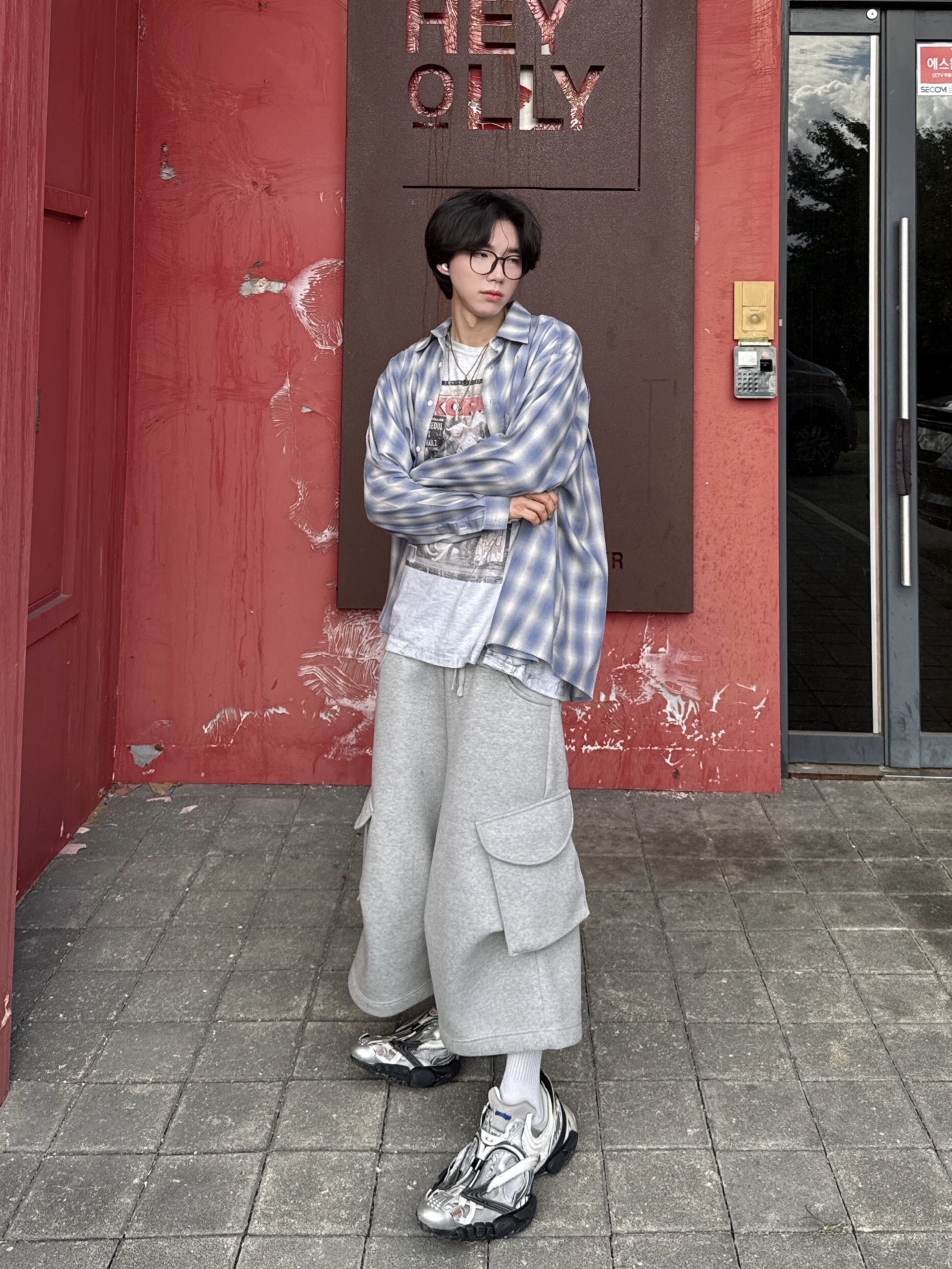 MJD x AAO Wide Cargo Bermuda Pants Grey, GRAILZ x KOIN SEOUL Magazine T-Shirts Melange Grey 착용 스타일 - 8