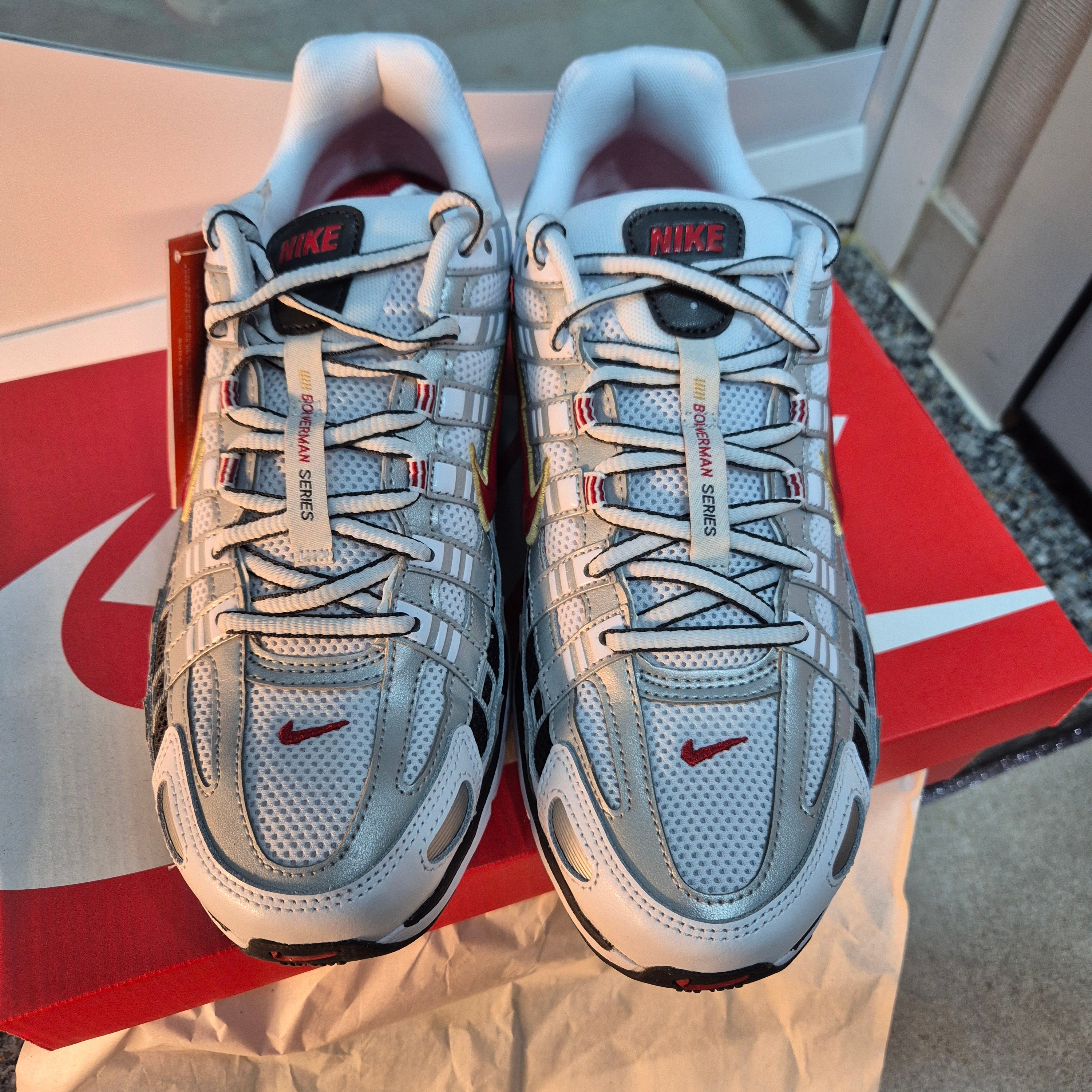 (W) Nike P-6000 Metallic Silver Red 착용 스타일 - 2