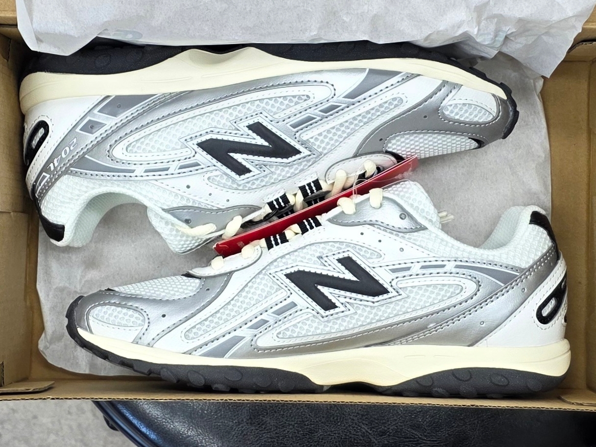 New Balance 204L Silver Metallic Black 착용 스타일 - 2