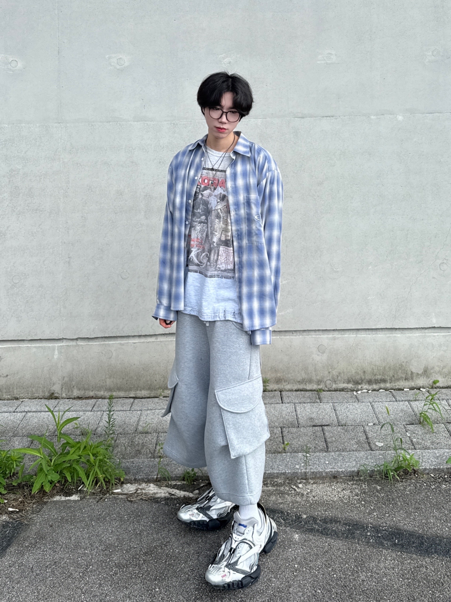 MJD x AAO Wide Cargo Bermuda Pants Grey, GRAILZ x KOIN SEOUL Magazine T-Shirts Melange Grey 착용 스타일 - 7