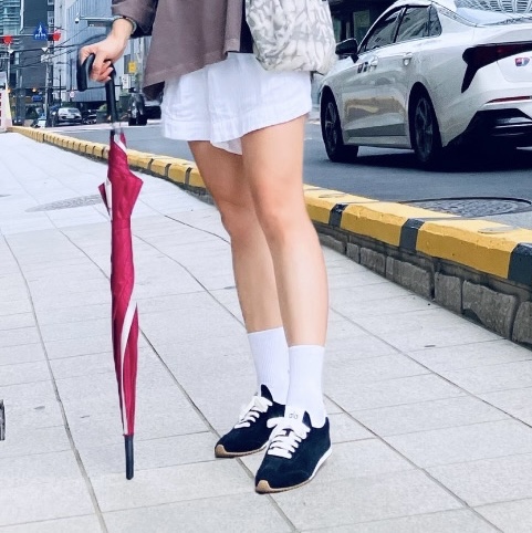 (W) On Running Cloudboom Max White Black, On Running Cloudmonster All Black 착용 스타일 - 2