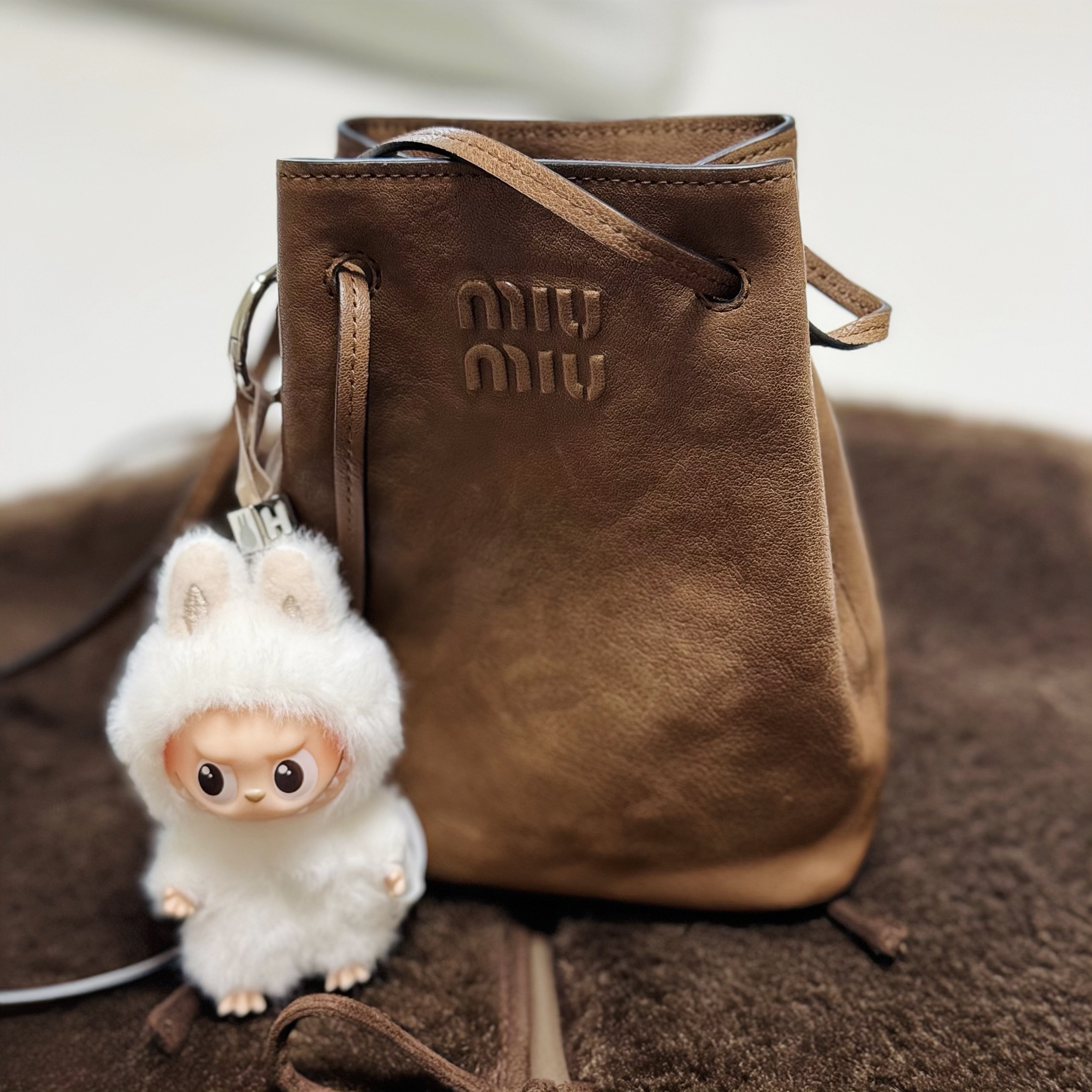 Miu Miu Nappa Leather Mini Bag Oak, Pop Mart Labubu The Monsters Pin For Love Series Vinyl Plush Pendant (A-M) H (Opened Case) 착용 스타일