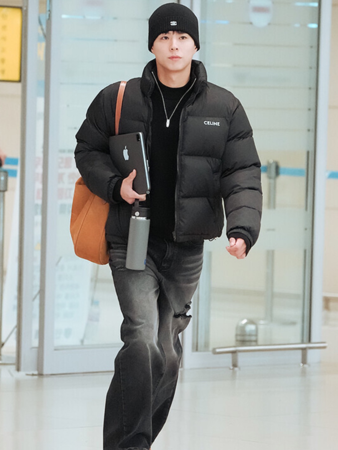 Celine Triomphe Nylon Jacquard Down Jacket Black 착용 스타일 - 1