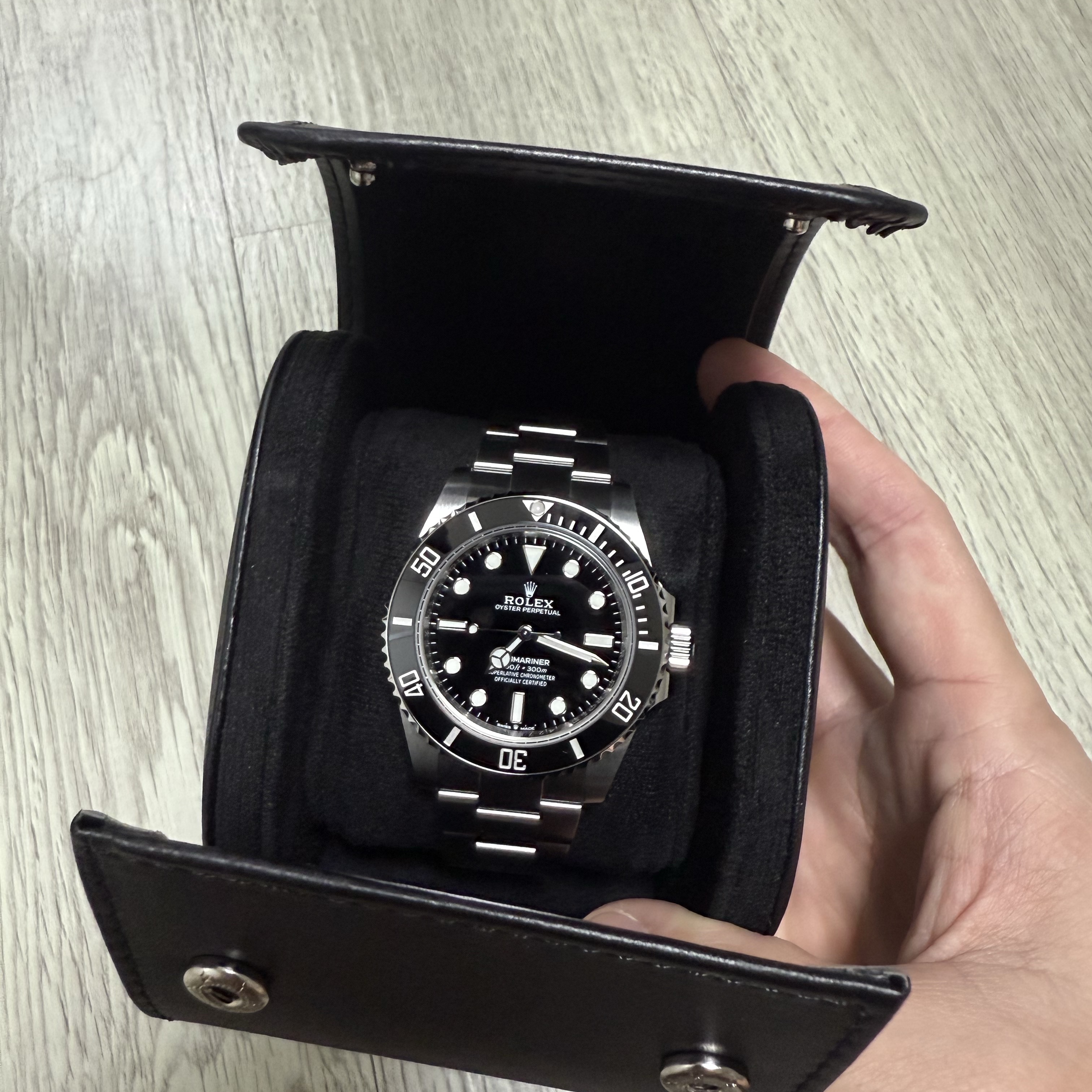 Rolex Submariner 41mm 124060 Black Oyster 착용 스타일 - 4