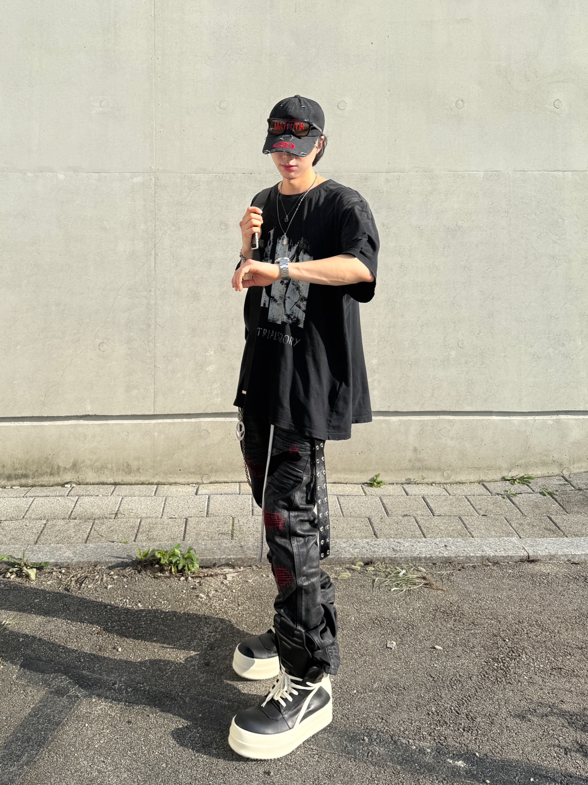 Undermycar x Emostanceclub Emoun Destroyed Cowhide Suede Red Stitch Denim Toreador - 23FW, Rick Owens Hollywood Mega Bumper Geobasket in Full Grain Calf Leather Black Milk 착용 스타일 - 2