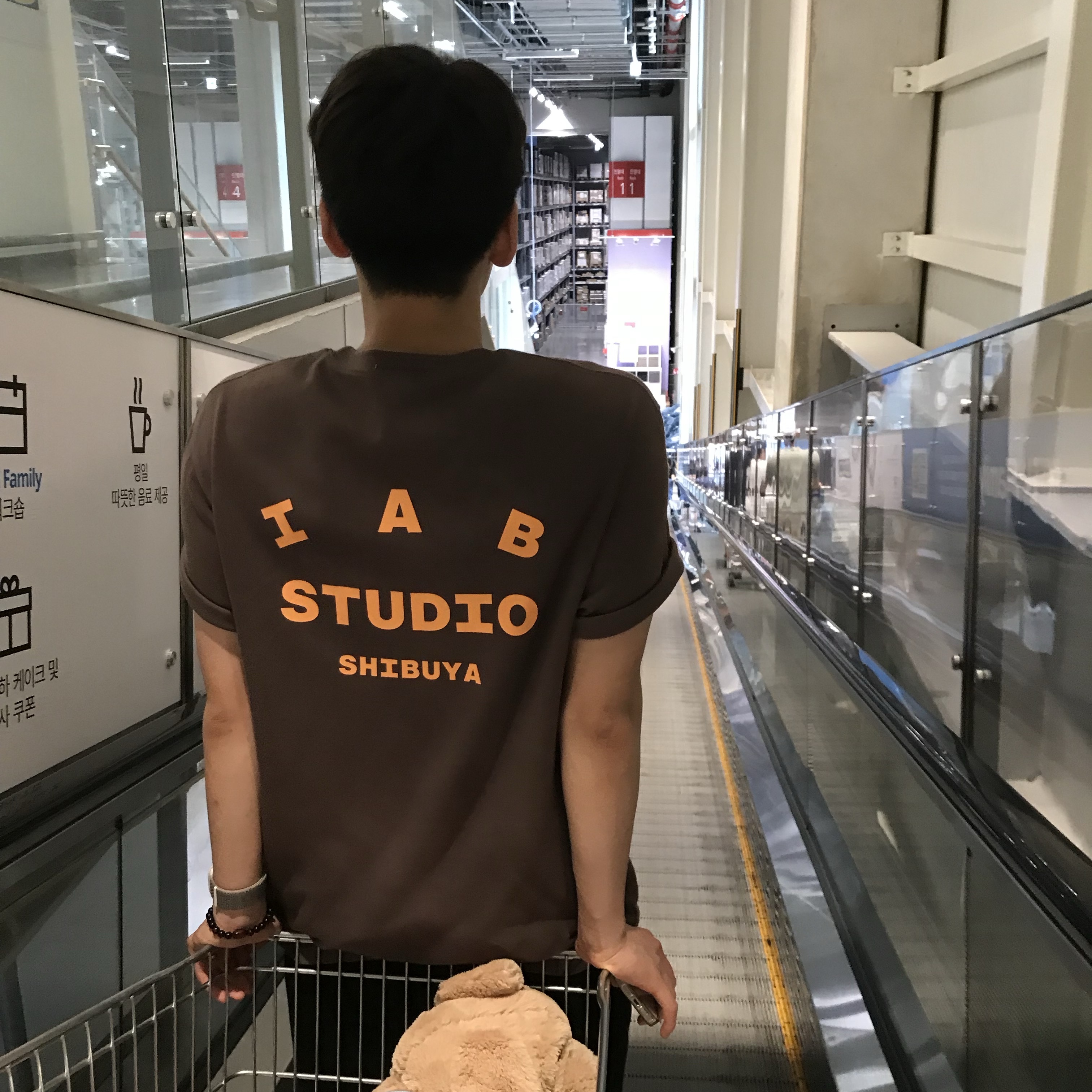 IAB Studio T-Shirt Choco - Shibuya Exclusive 착용 스타일 - 1