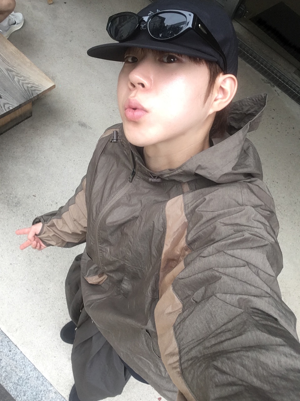 Arc'teryx Gore 5 Panel Cap Black, Asics Jog 100 T Black - 4E Extra Wide 착용 스타일 - 1