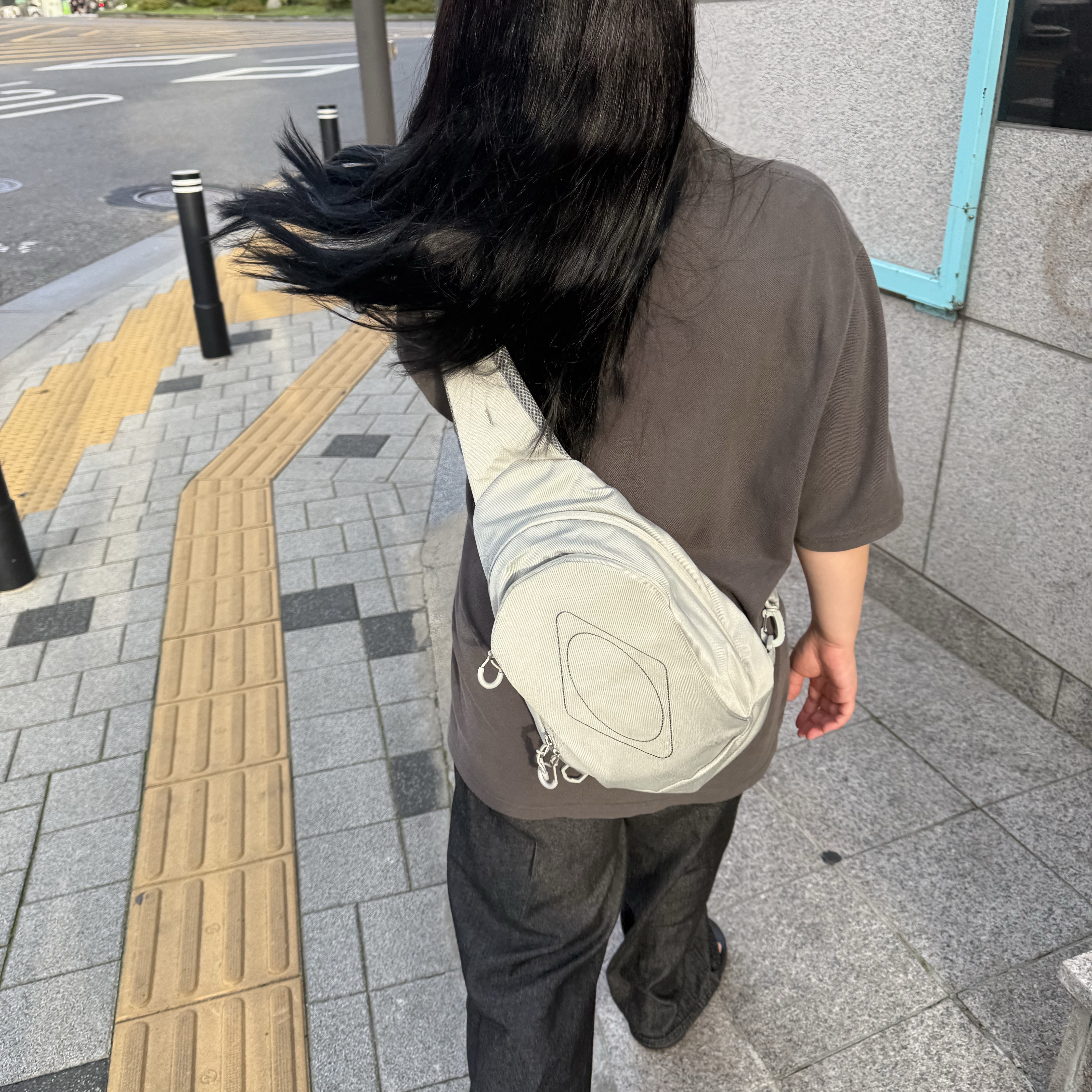 Mischief Rhombus Pocket Sling Bag Khaki Beige 착용 스타일