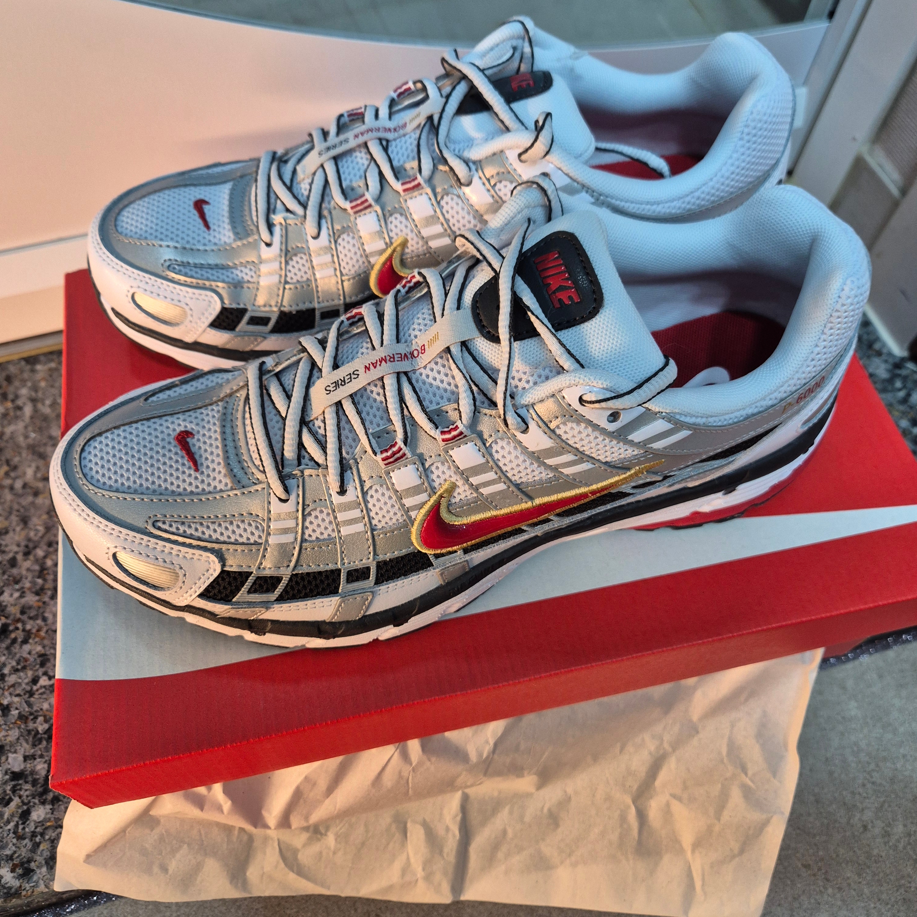 (W) Nike P-6000 Metallic Silver Red 착용 스타일 - 1