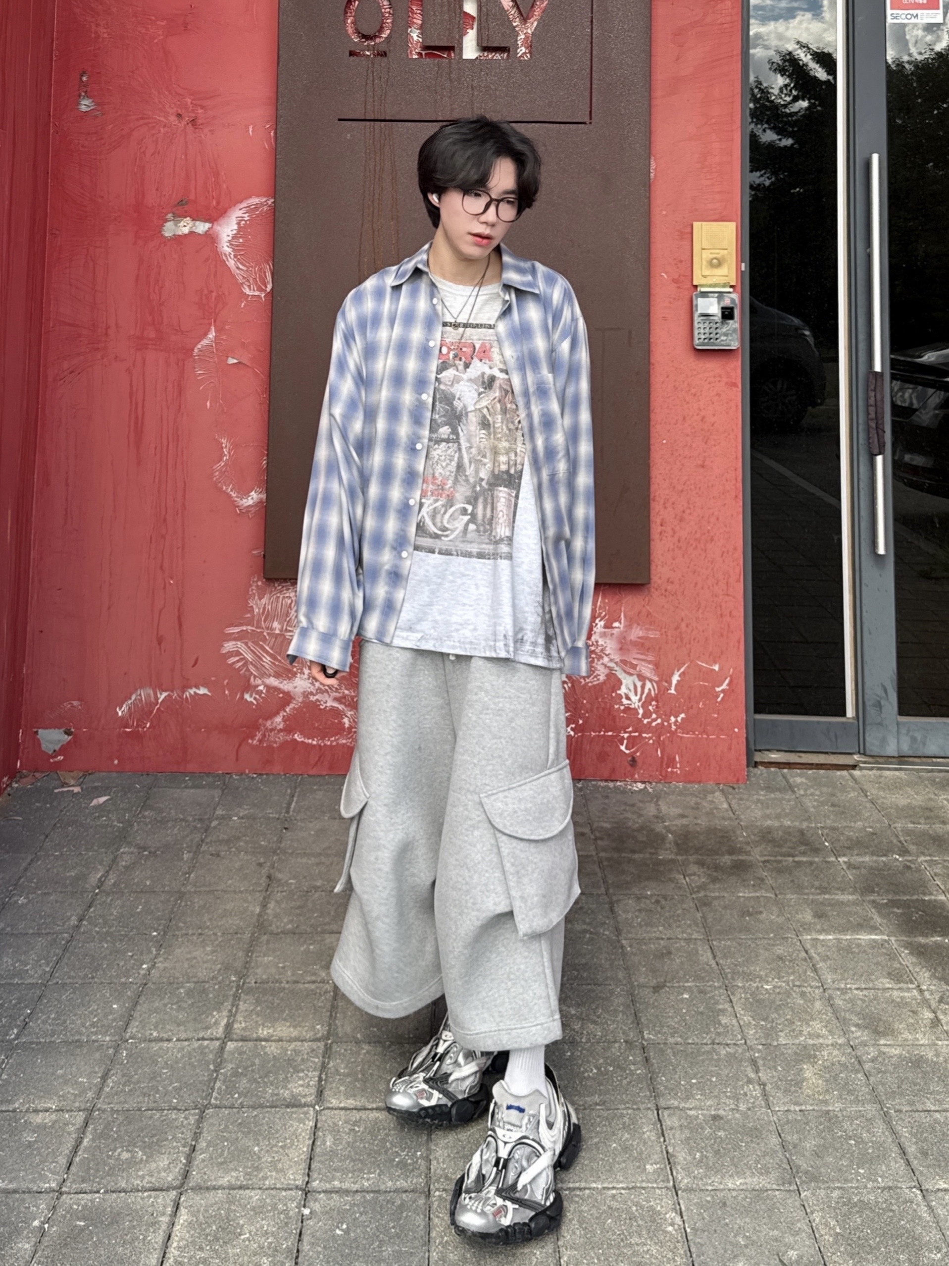 MJD x AAO Wide Cargo Bermuda Pants Grey, GRAILZ x KOIN SEOUL Magazine T-Shirts Melange Grey 착용 스타일 - 4
