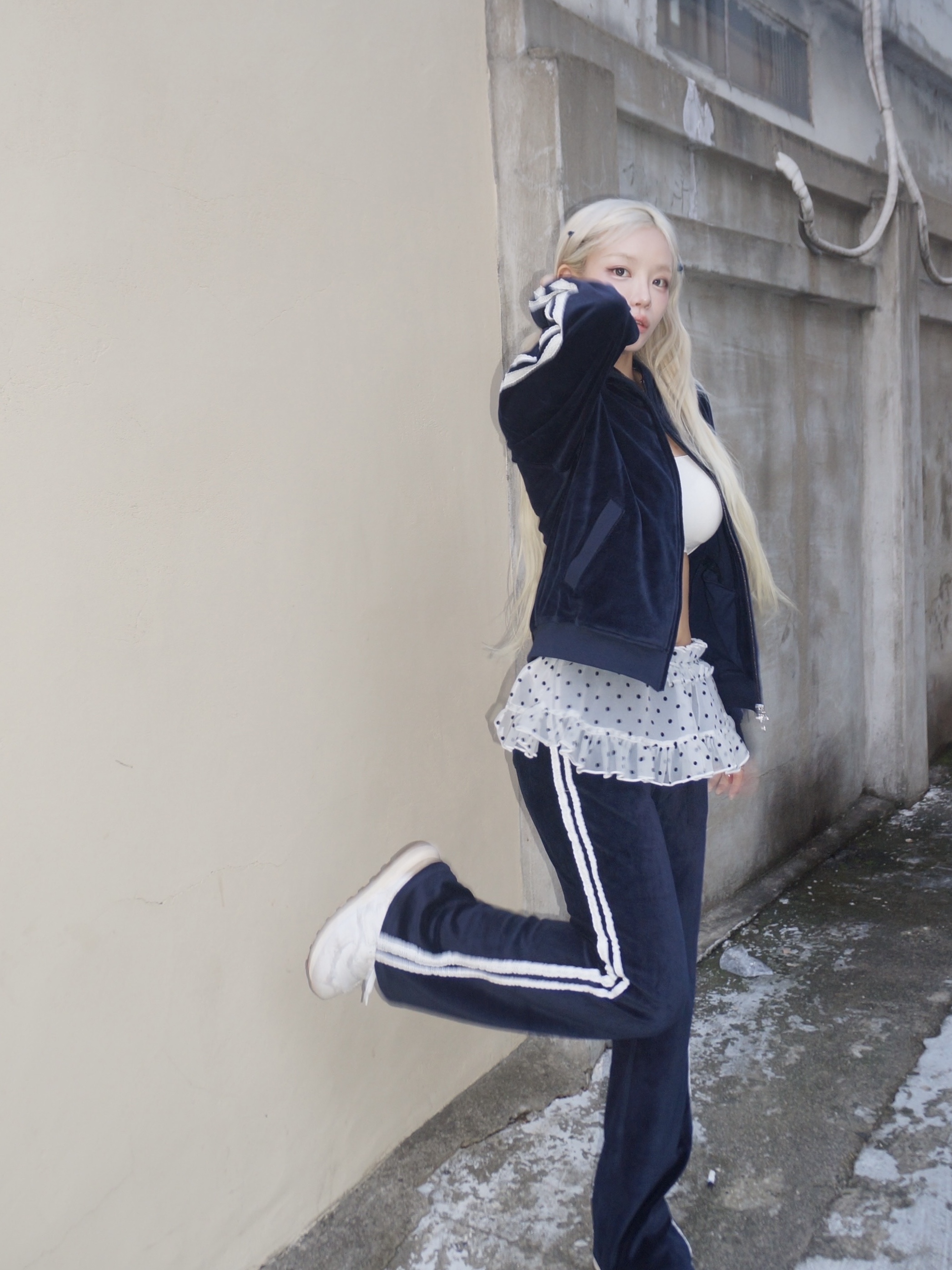 (W) New Balance x Miu Miu 530 SL Leather Sneakers White 착용 스타일 - 4