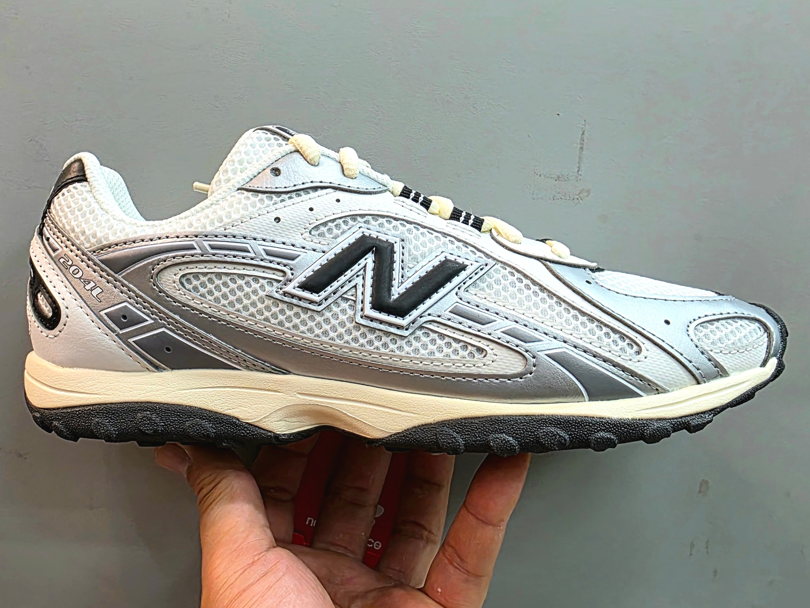 New Balance 204L Silver Metallic Black 착용 스타일 - 1