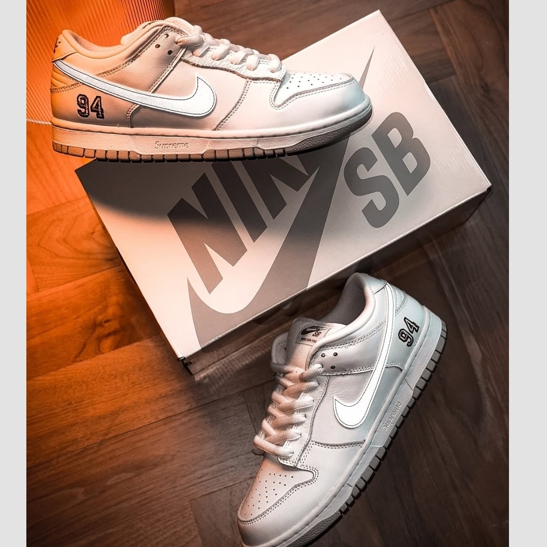 Nike x Supreme SB Dunk Low White 착용 스타일 - 1