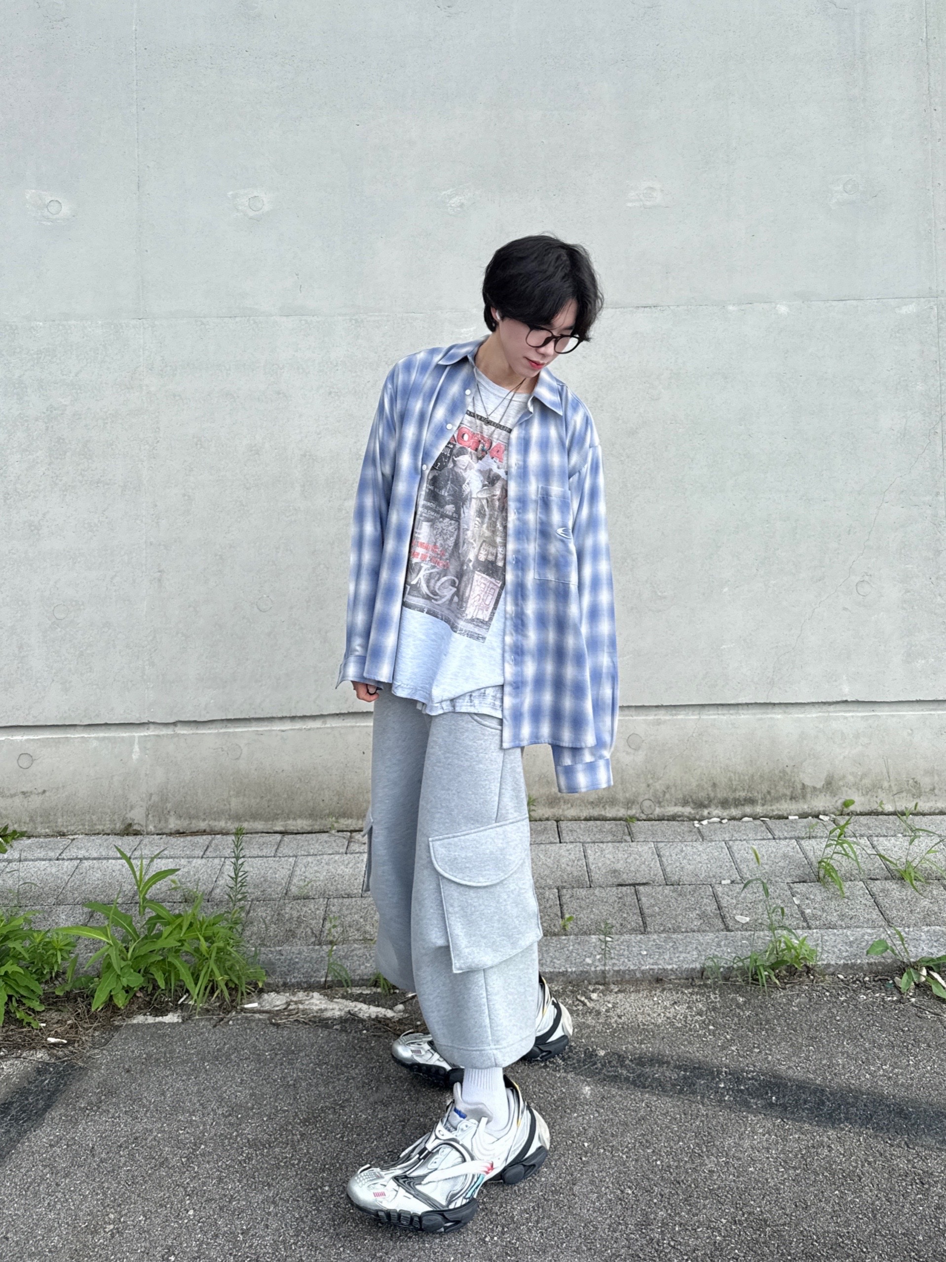 MJD x AAO Wide Cargo Bermuda Pants Grey, GRAILZ x KOIN SEOUL Magazine T-Shirts Melange Grey 착용 스타일 - 2