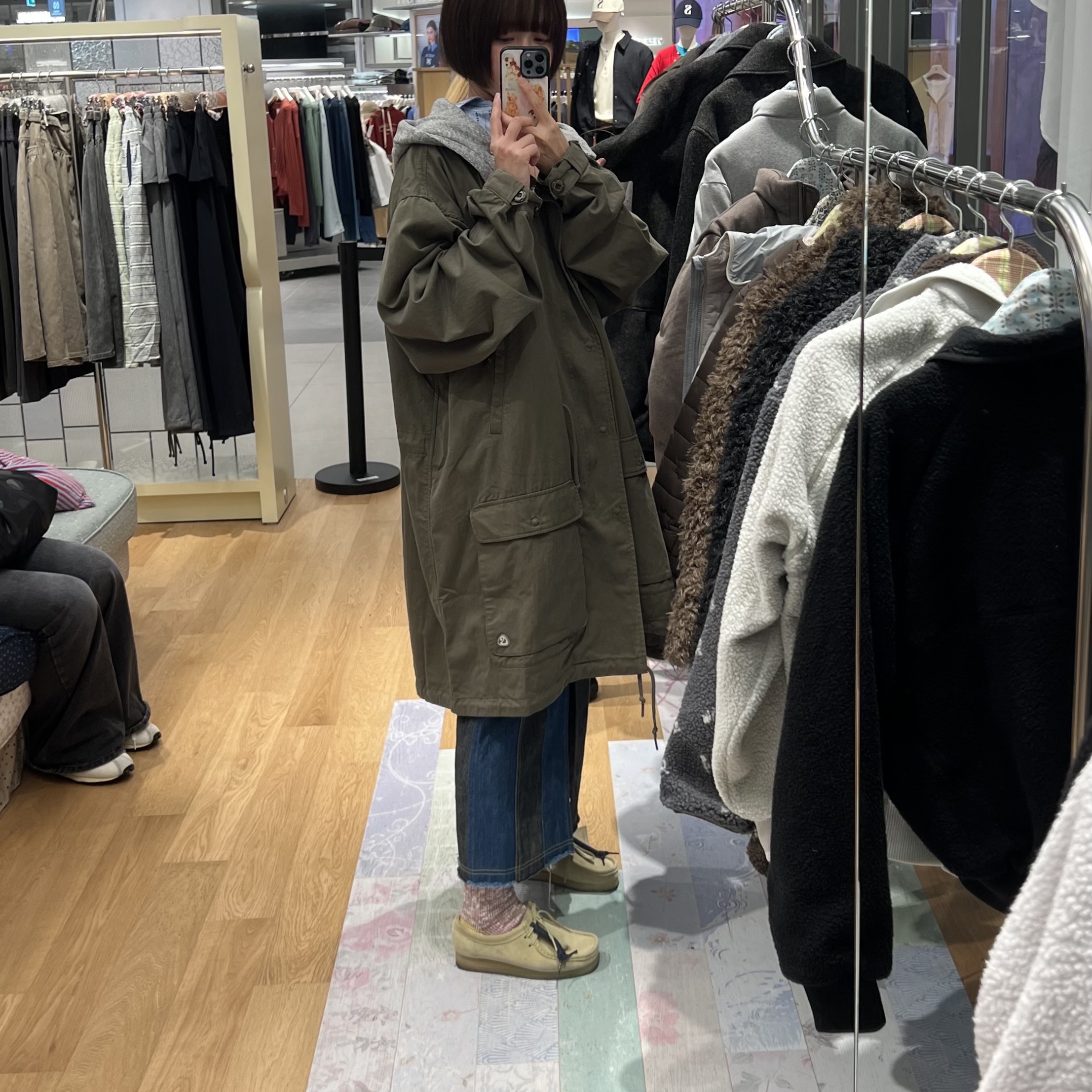 COYSEIO Washed Military Jacket Mud Khaki, Clarks Wallabee Maple Suede 착용 스타일 - 1